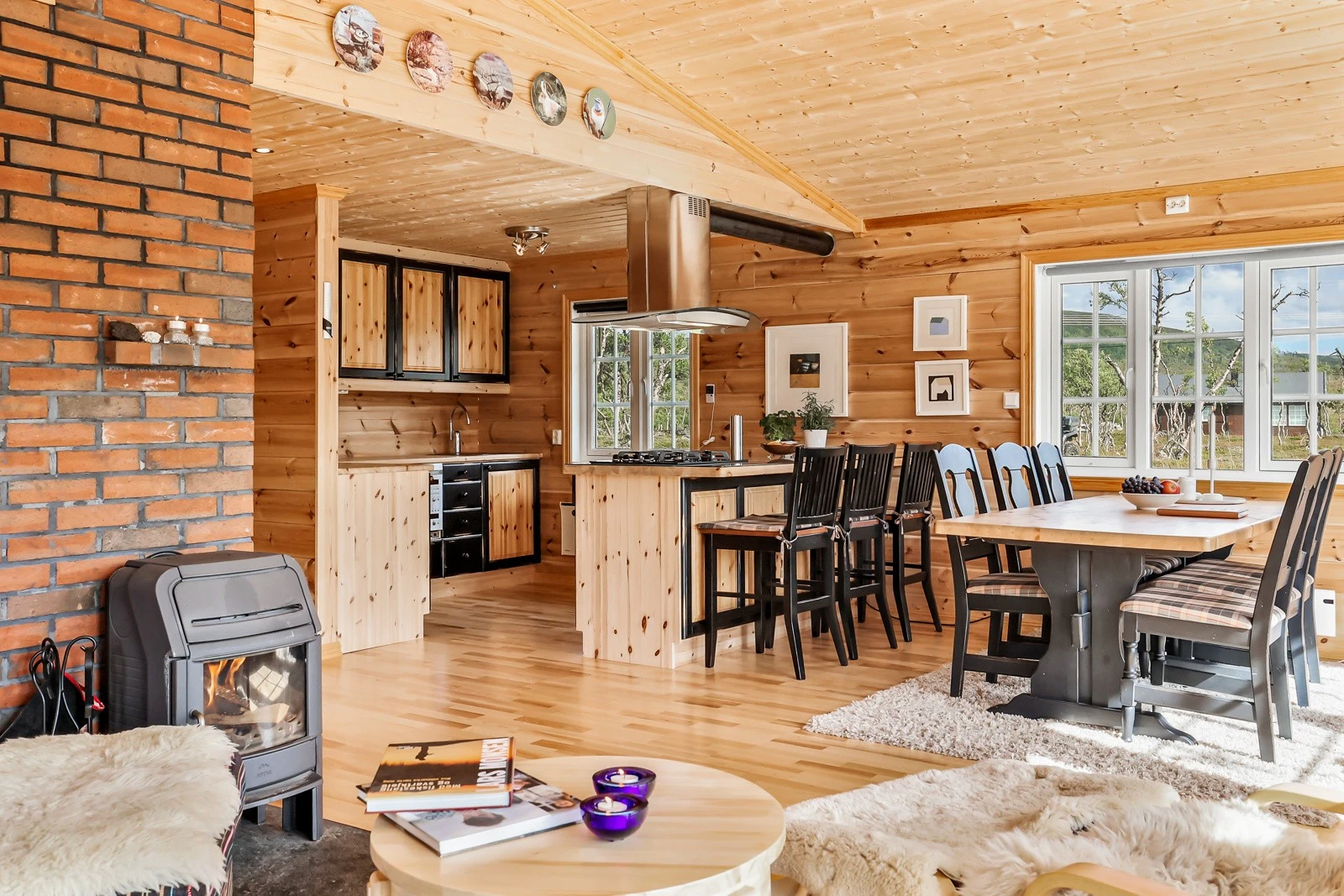 Det er fint med plass til et spisebord i kontakt med kjøkkenet Galleribilde