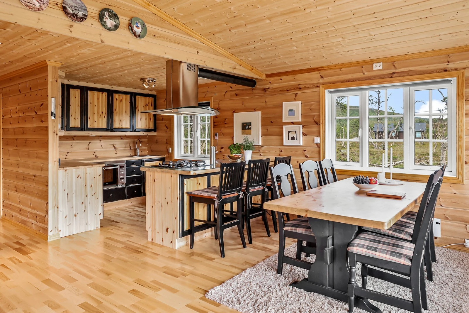 Stuen ligger i åpen løsning med kjøkkenet Galleribilde