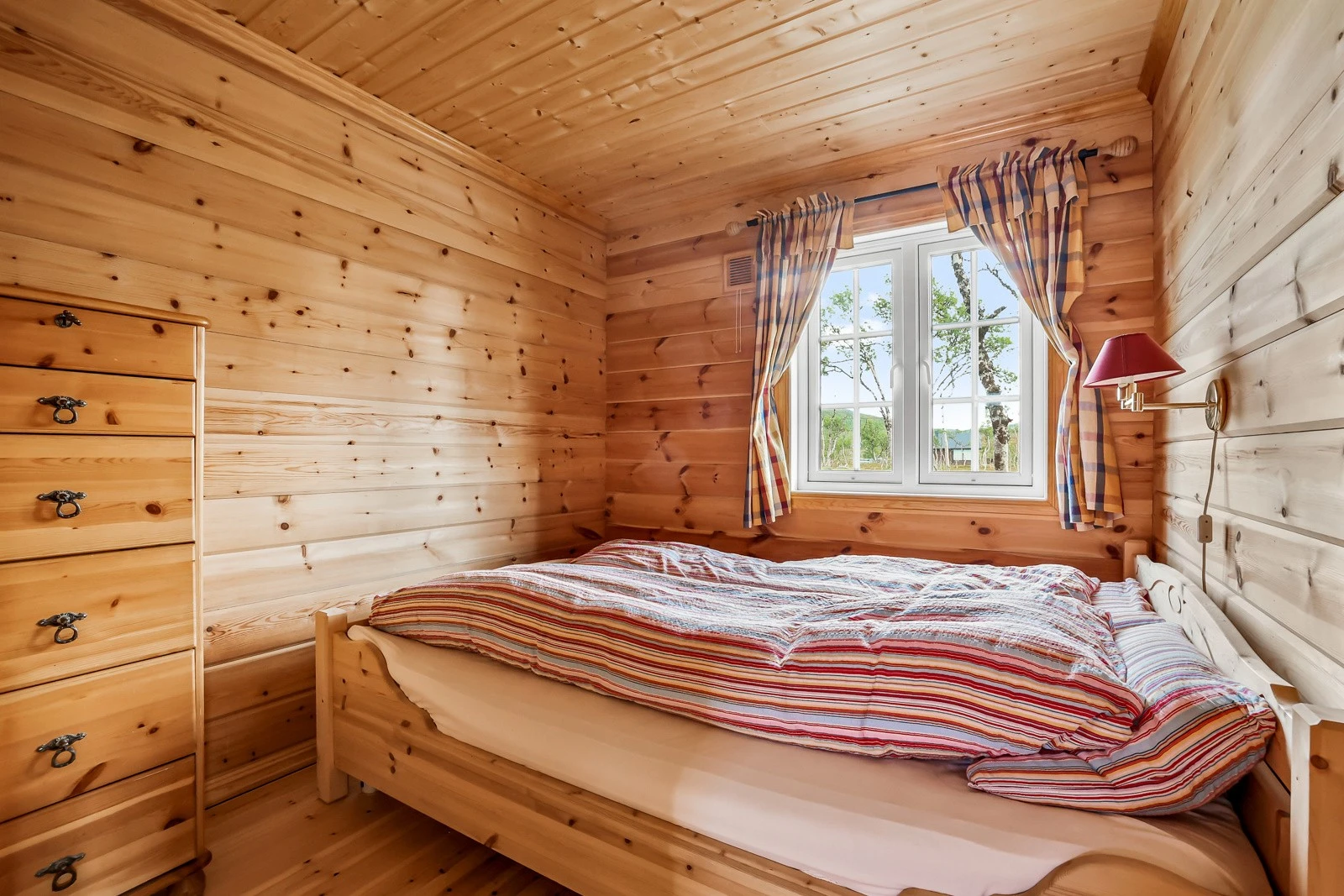 Soverommet har plass til dobbeltseng og garderobeløsning Galleribilde