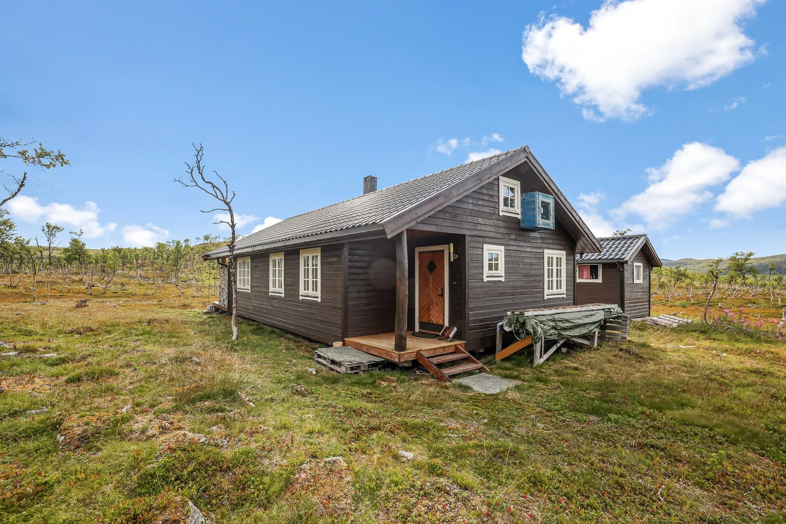 Det er gode muligheter for friluftsliv, fiske, jakt og fjellturer sommer og vinter i området rett fra hytten Galleribilde