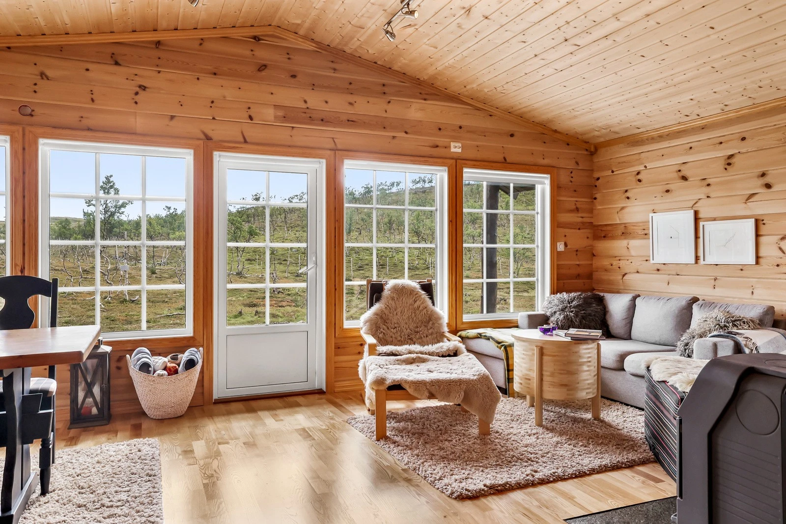 Stuen er lys med flere vindusflater som gir rommet godt med dagslys Galleribilde