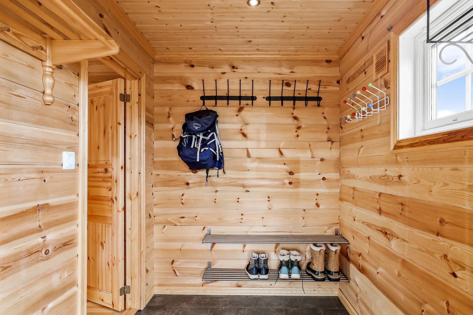 Vel inne gir entréen god plass til jakker og sko, samt ekstra garderobeløsning Galleribilde