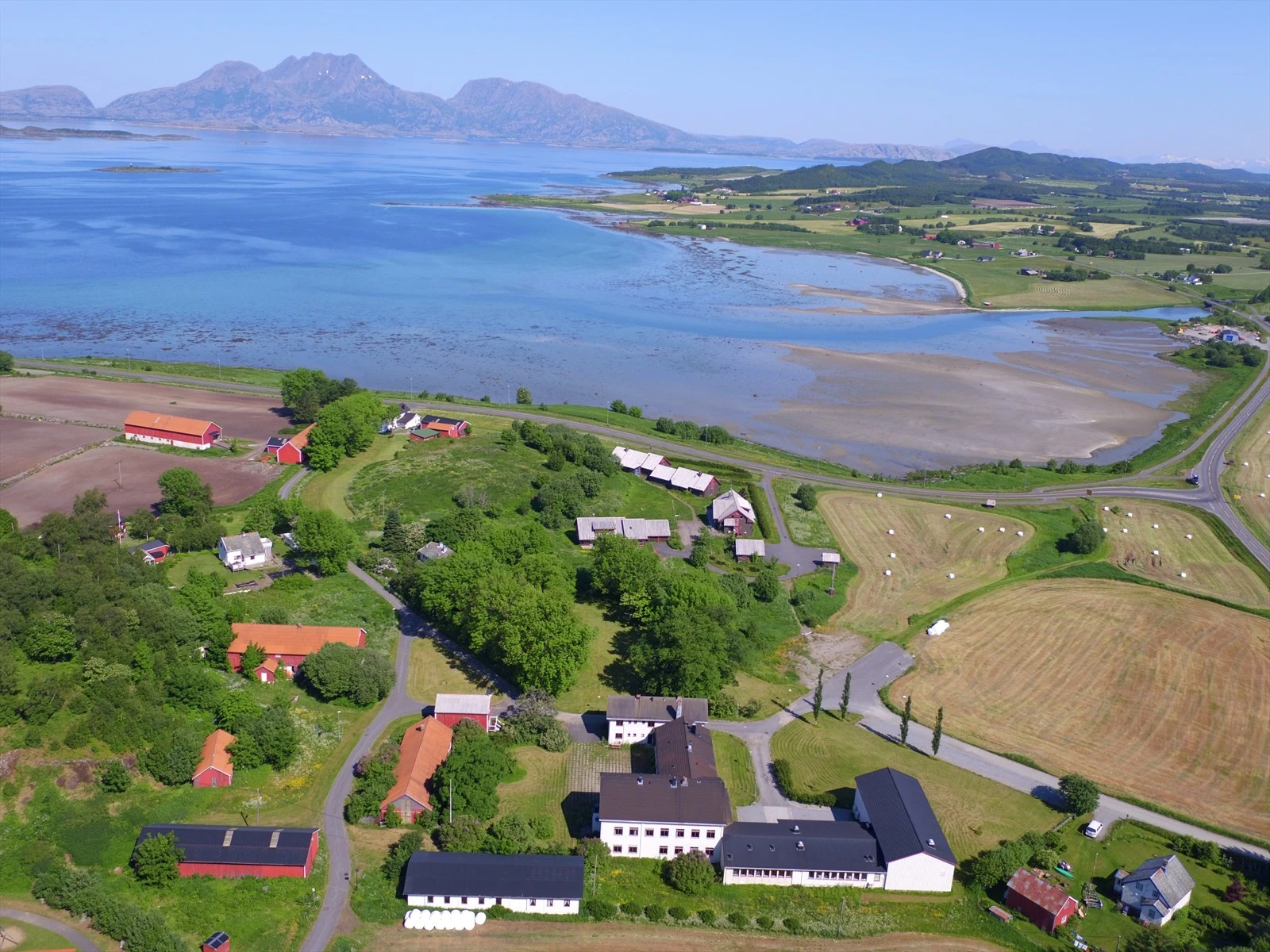 Nærområdet med fjæra på Søvik Galleribilde