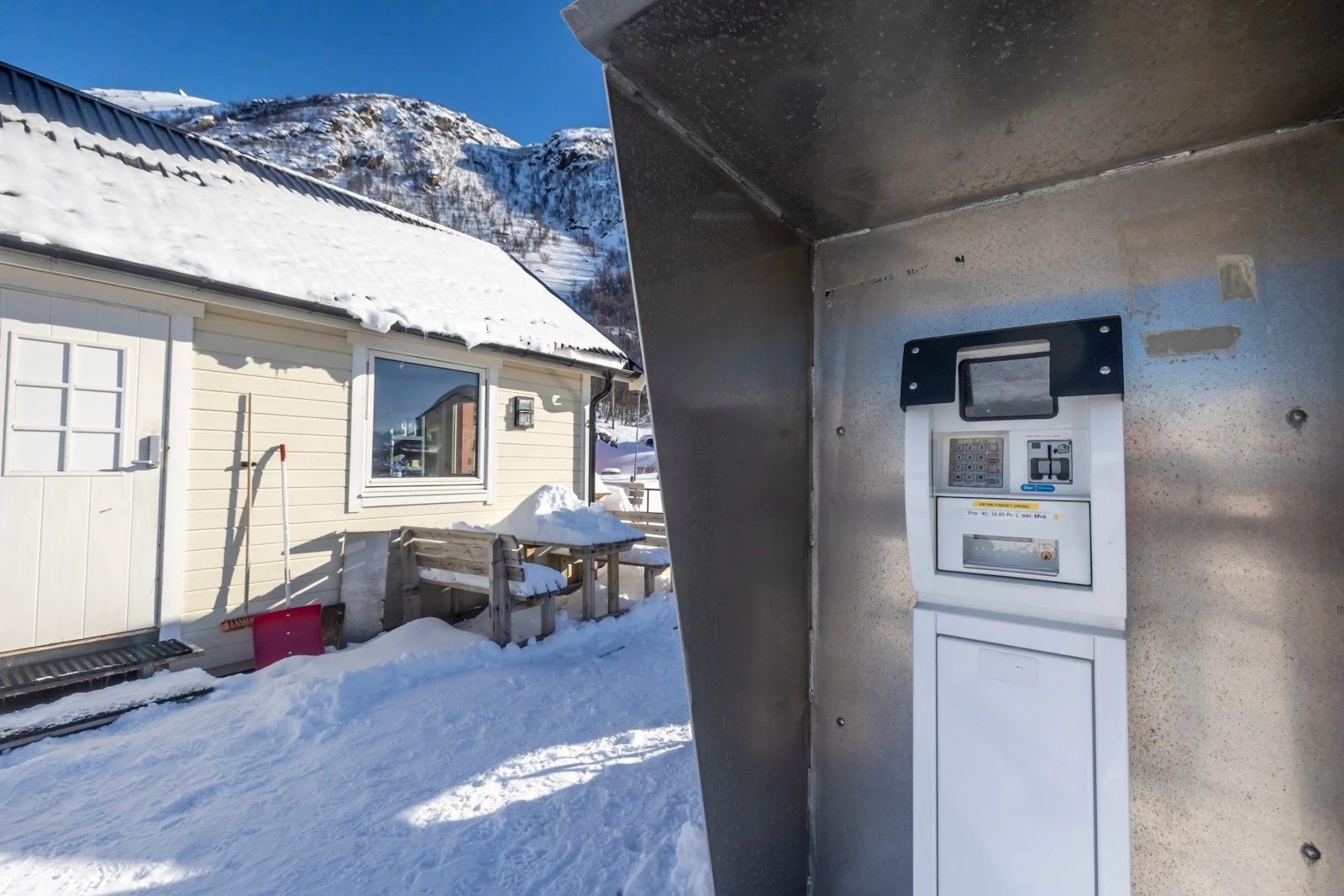 På kaianlegget er det et anlegg for drivstoff-fylling som ikke tilhører eiendommen og salget. P.t. er det leieinntekter på å ha den stående her. Galleribilde