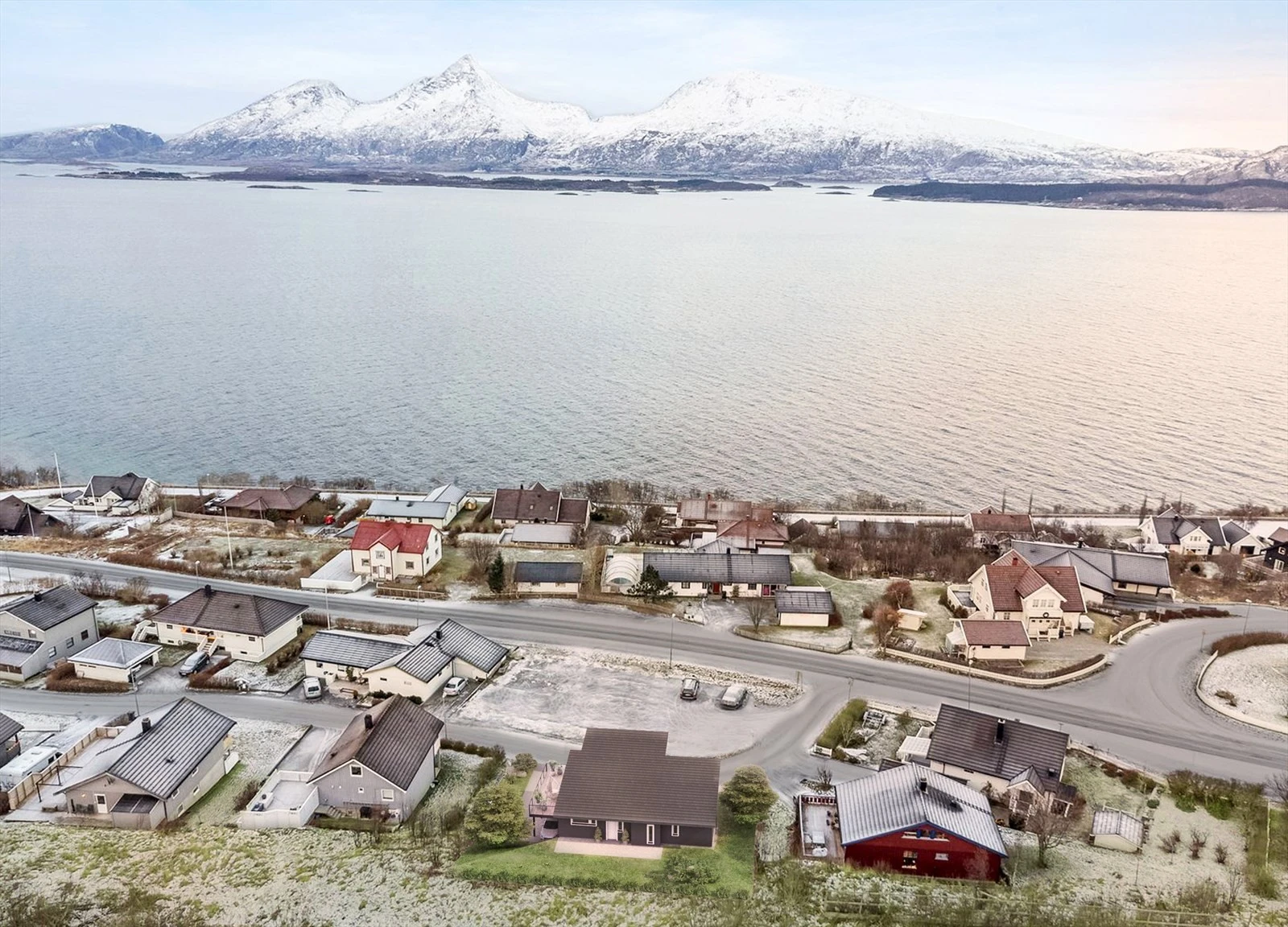 Illustrasjon av boligen. Boligen befinner seg i et veletablert og barnevennlig boligområde med gangavstand til både barnehage og skole. Åsen som er et populært turmål ligger også i nær tilknytning til eiendommen. Galleribilde