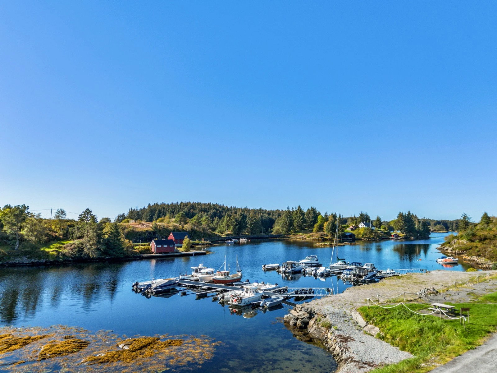 PLASS TIL BÅTEN: I båthavnen til Kobbevågen vel får du egen båtplass inkludert i prisen. Galleribilde