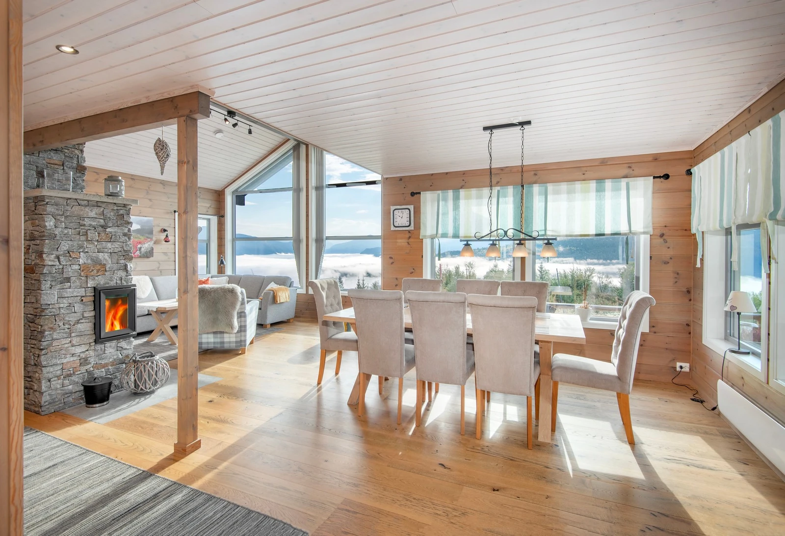 Romslig stue med flott peis og store vindusflater. Galleribilde