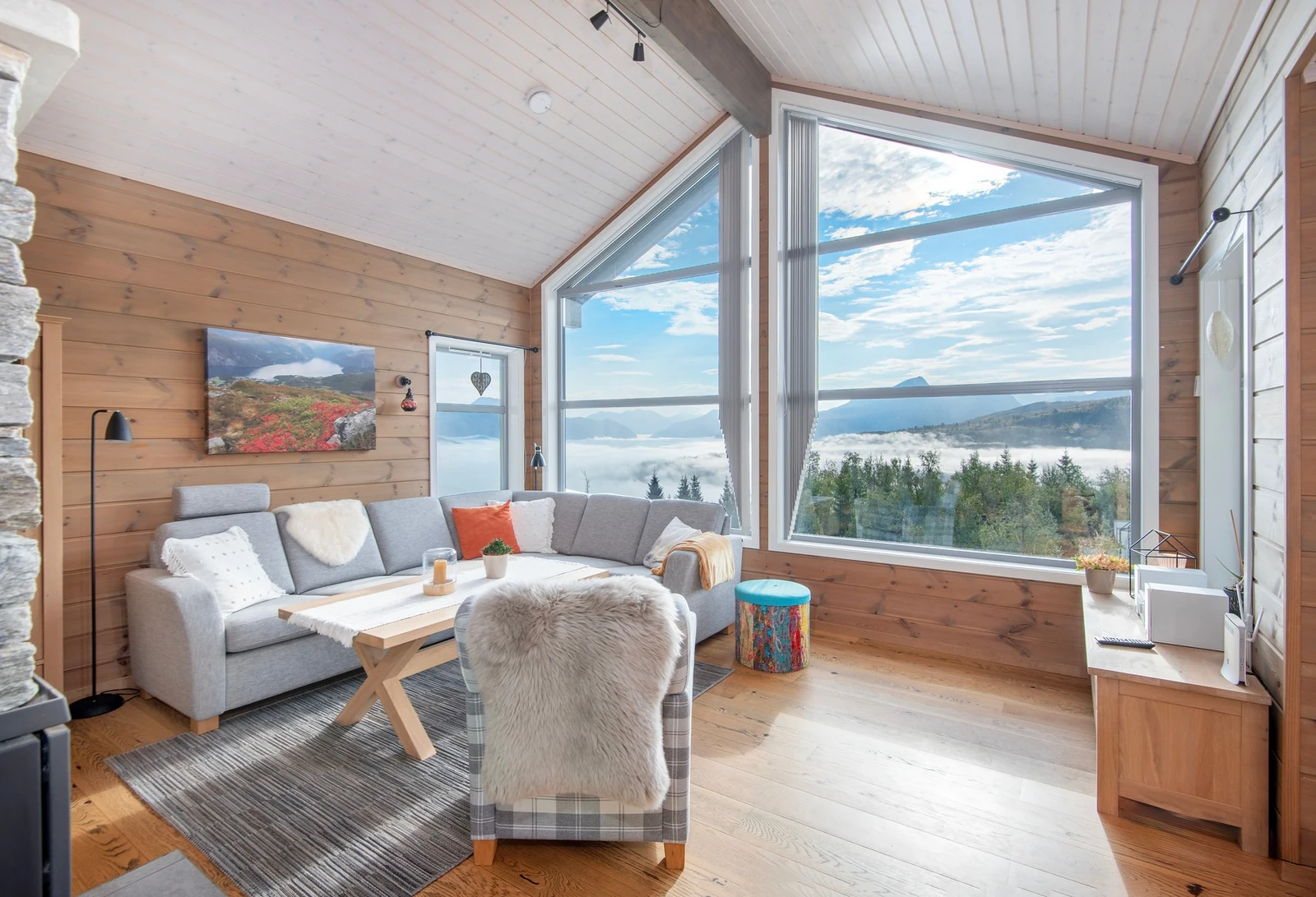 De store vinduene gir godt lysinnslipp og flott utsikt Galleribilde