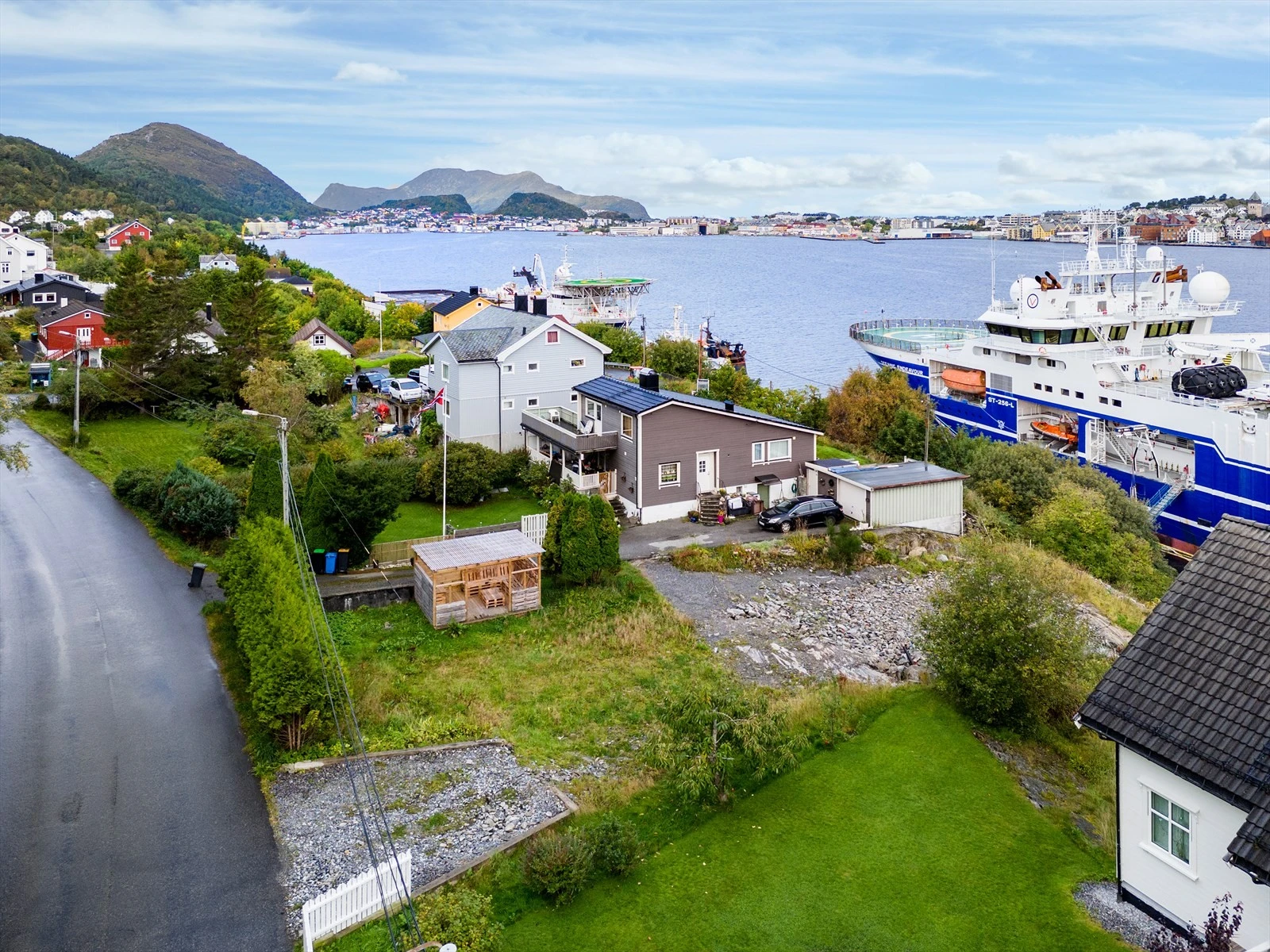 Dronebilde av tomten og området Galleribilde