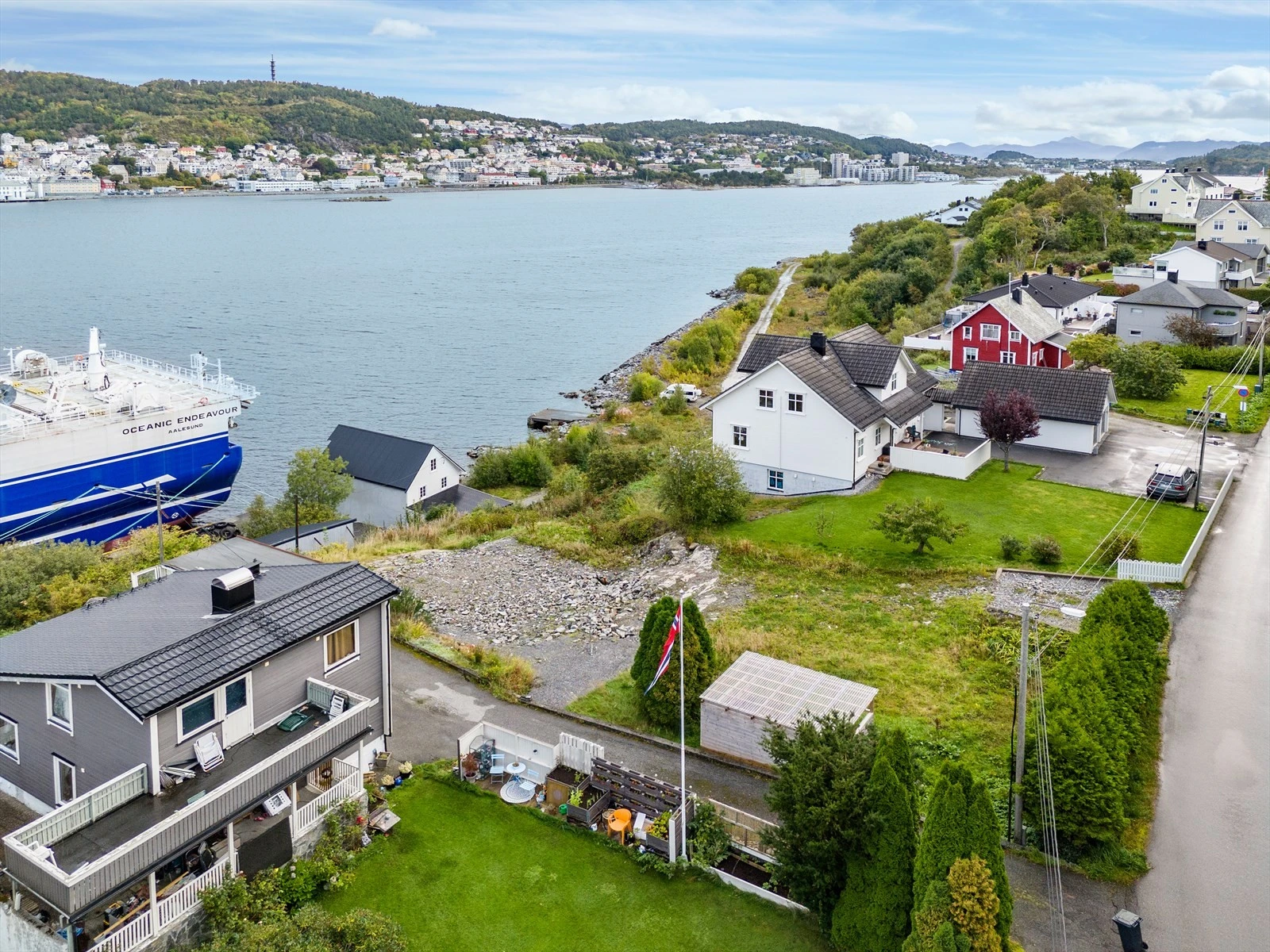 Dronebilde av tomten og området Galleribilde
