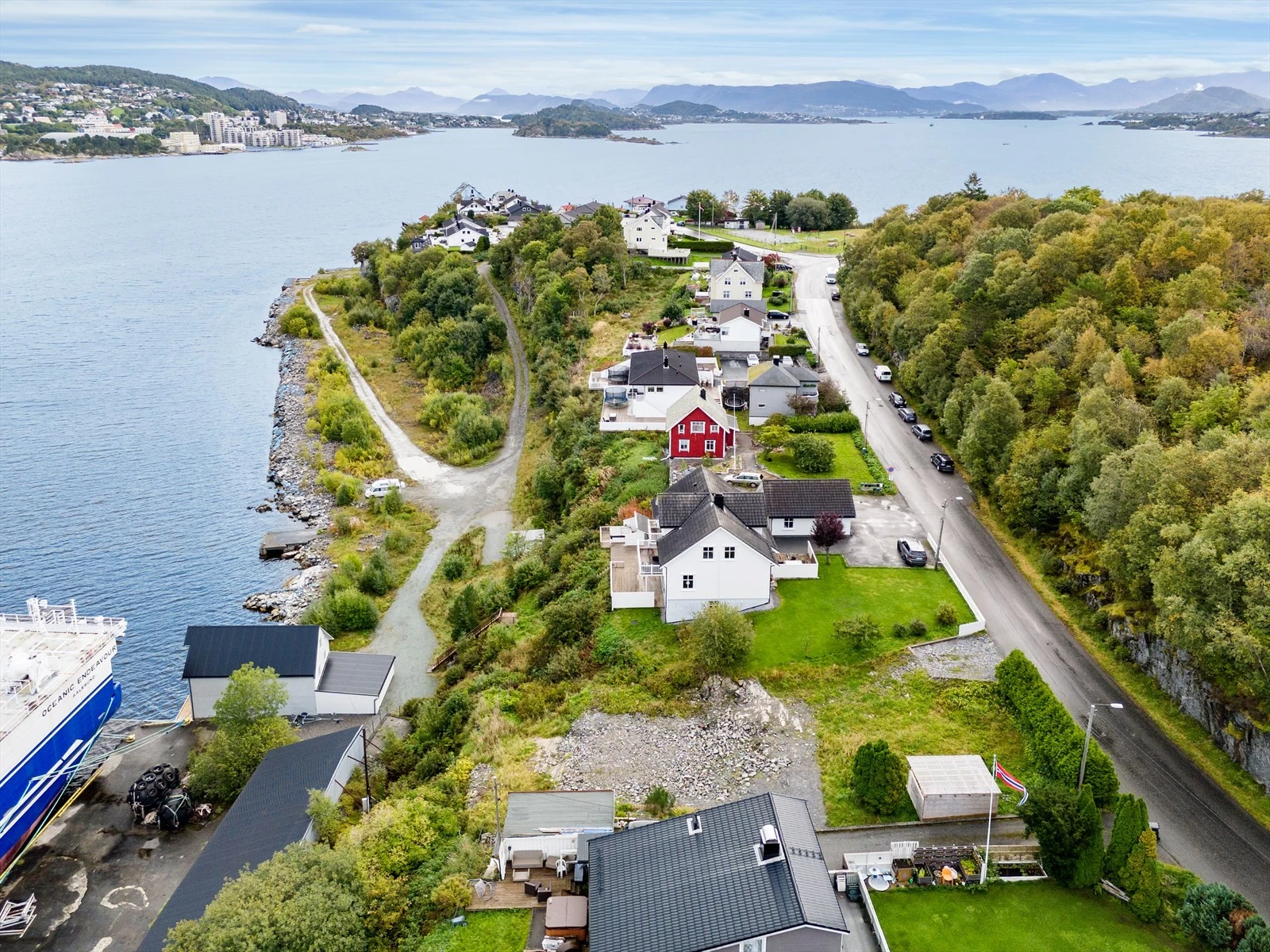 Dronebilde av tomten og området Galleribilde