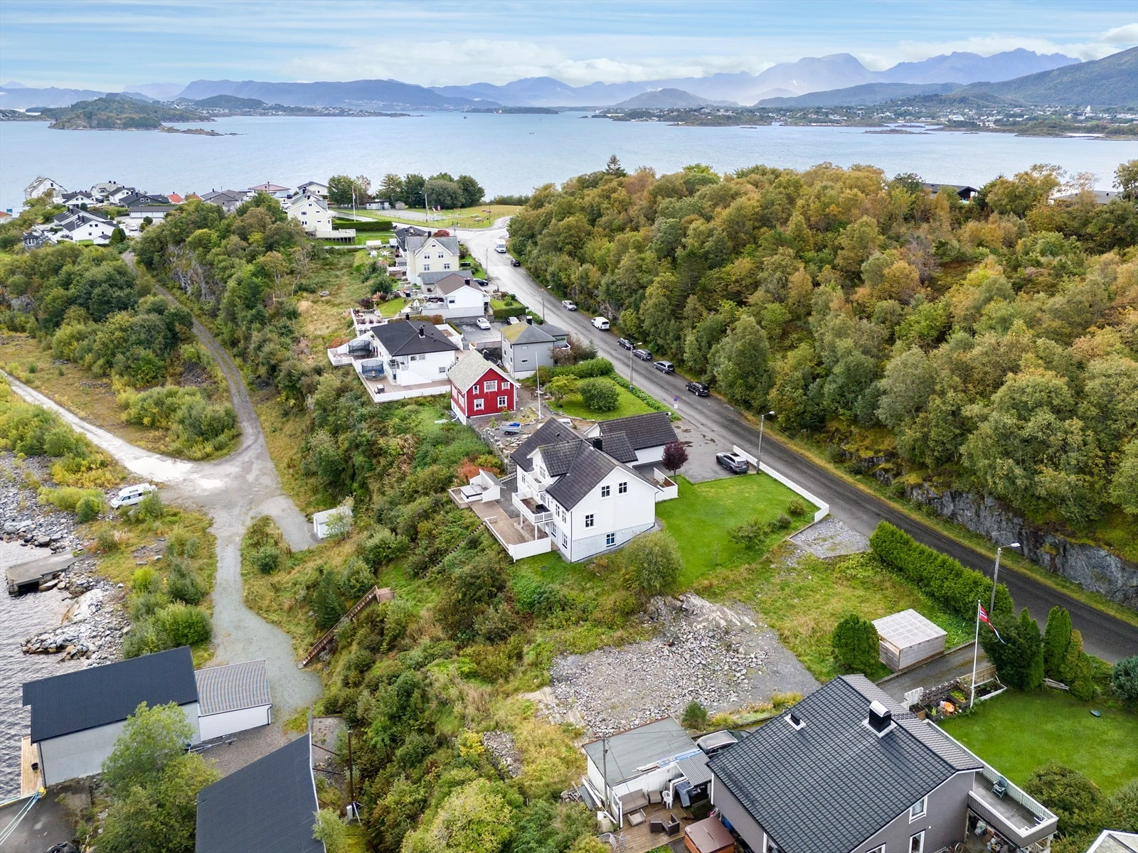 Dronebilde av tomten og området Galleribilde