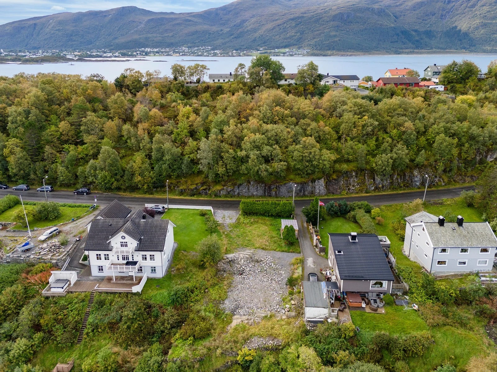 Dronebilde av tomten og området Galleribilde