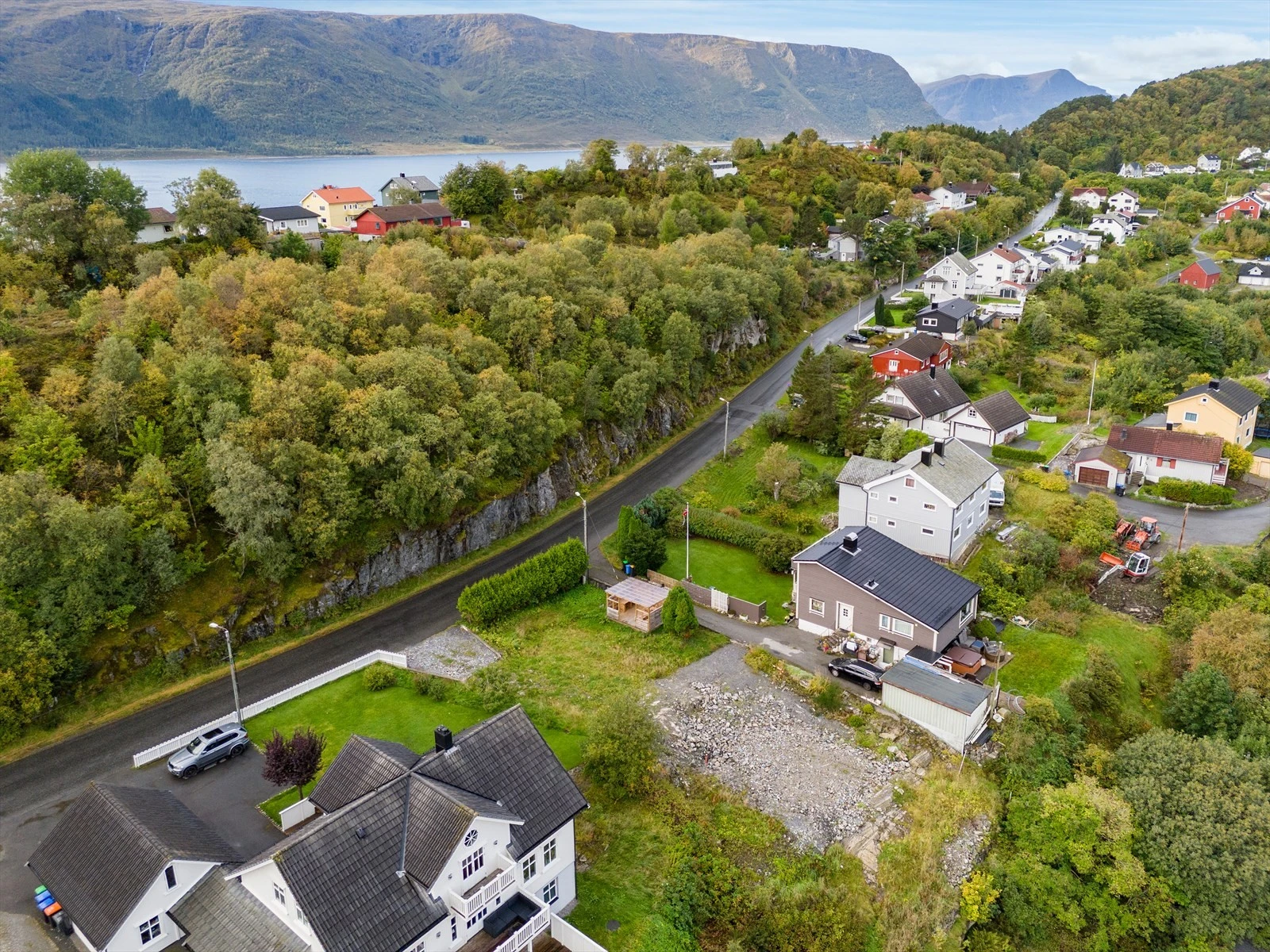 Dronebilde av tomten og området Galleribilde