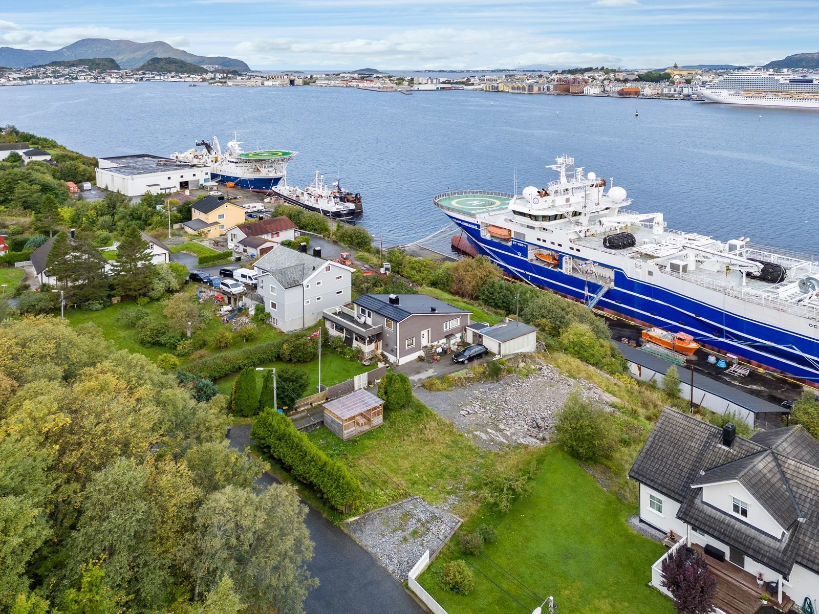 Dronebilde av tomten og området Galleribilde