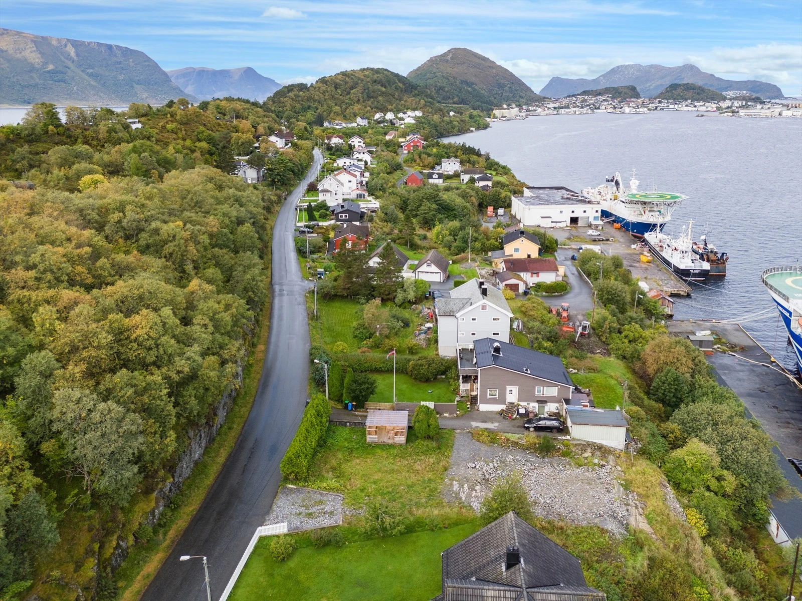 Dronebilde av tomten og området Galleribilde