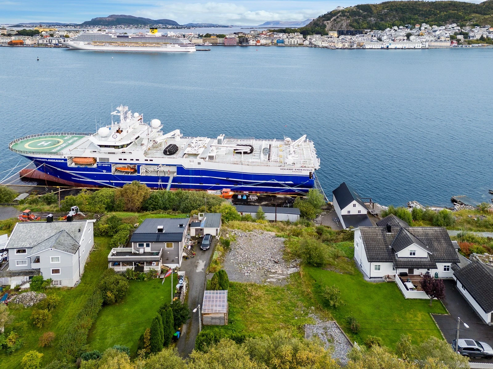 Dronebilde av tomten og området Galleribilde