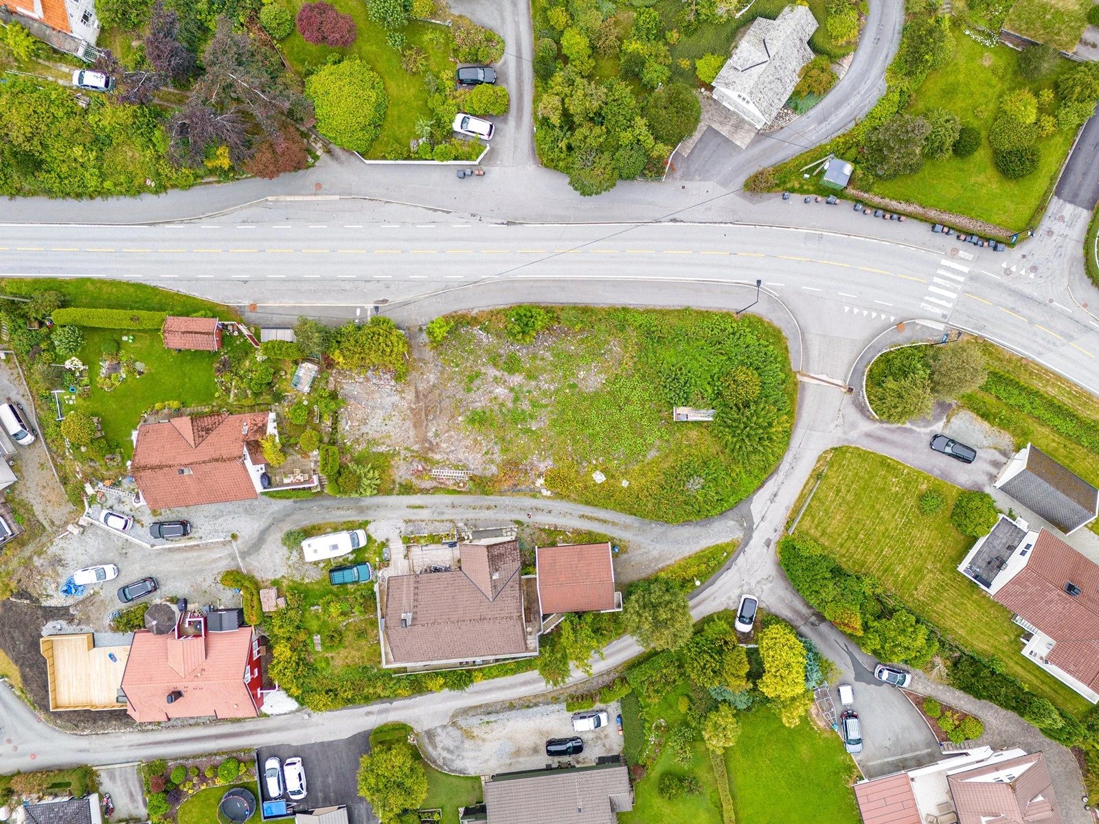 Ca 725 kvm av tomtens areal er veiareal i Ekro. Ca 850 kvm er innenfor byggegrenser i reguleringsplan kart. Galleribilde