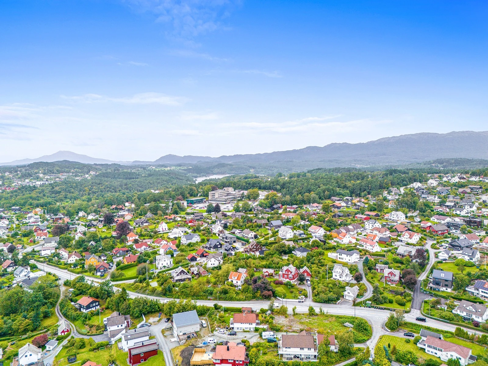 Fra tomten har en kort avstand til skoler, barnehager, flotte turområder, badestrand og Leirvik sentrum med alle servicetilbud. Galleribilde
