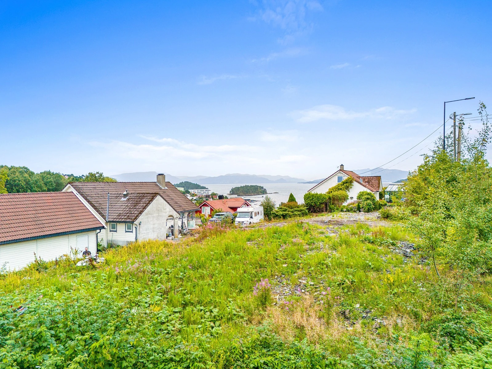 Fin utsikt mot sjø og fjell! Galleribilde