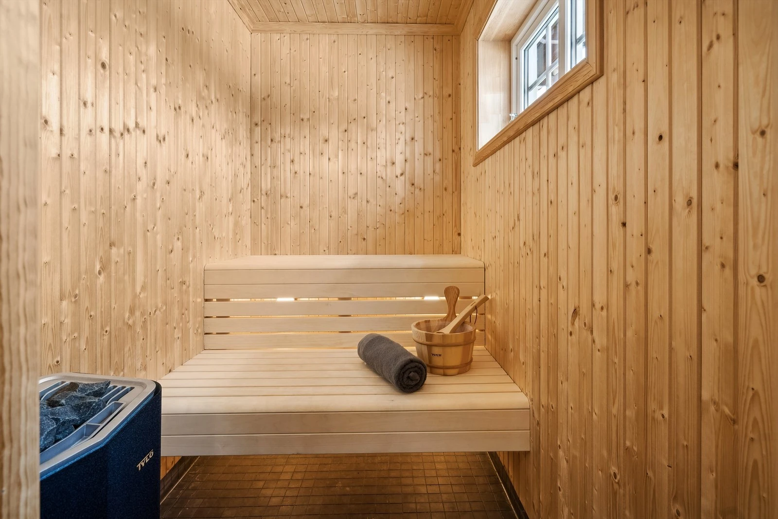 Badstuen med plass til 4, kanskje 6 på en god dag. Er man skikkelig glade i hverandre er det alltid plass til en til Galleribilde