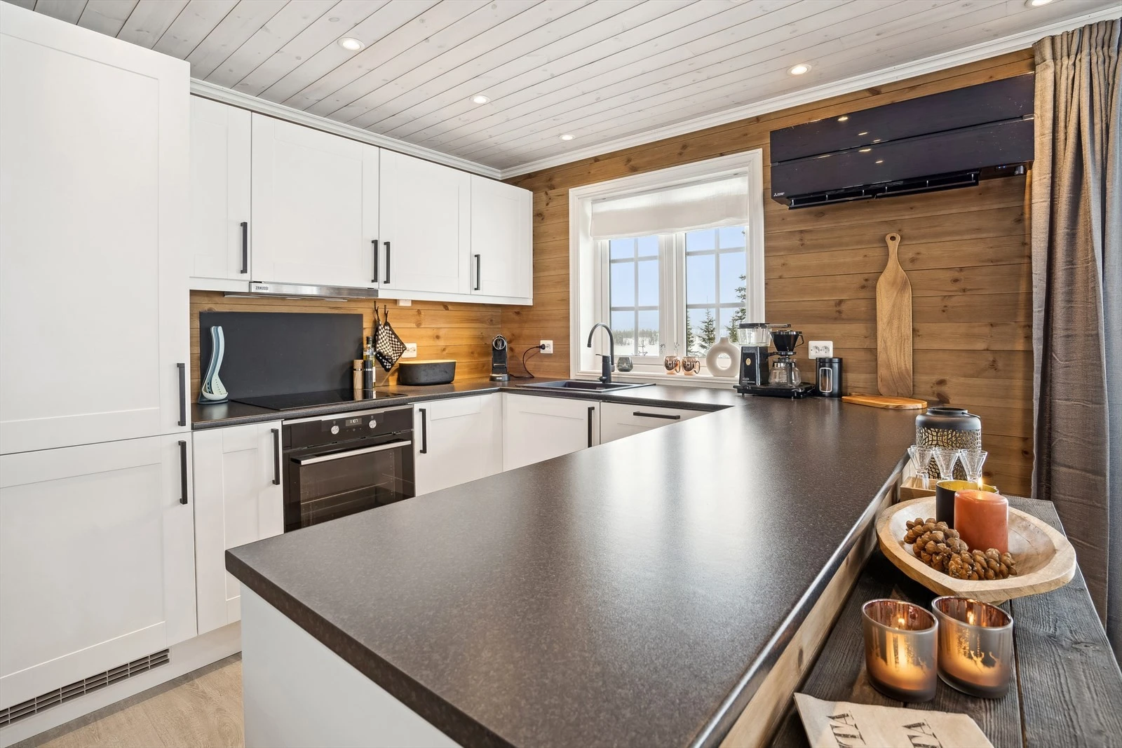 Masse benkplass for å preppe matpakke til en
lang dag på ski Galleribilde