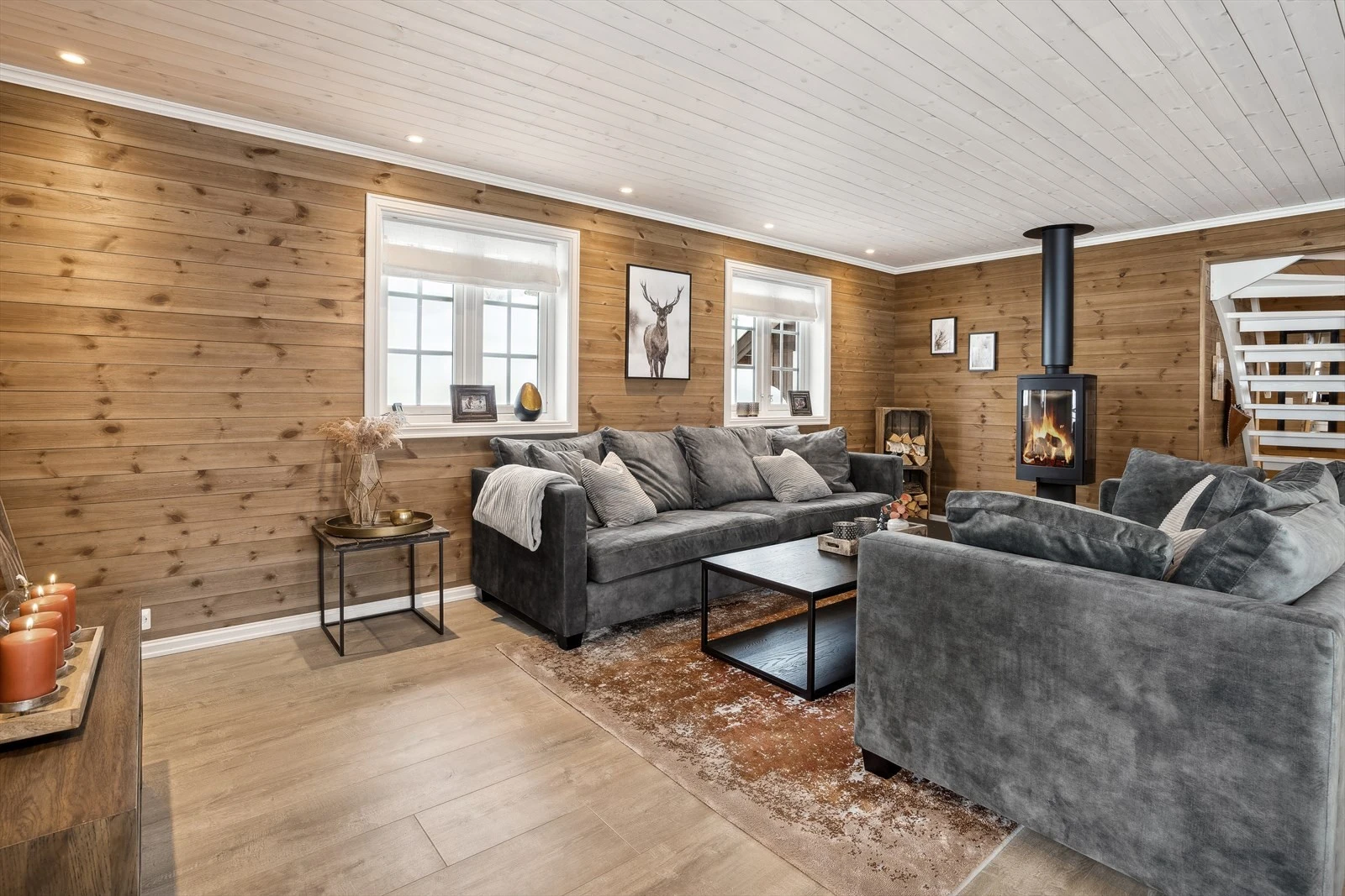 Etter en lang dag, hiv deg nedpå med en god bok og peiskos Galleribilde