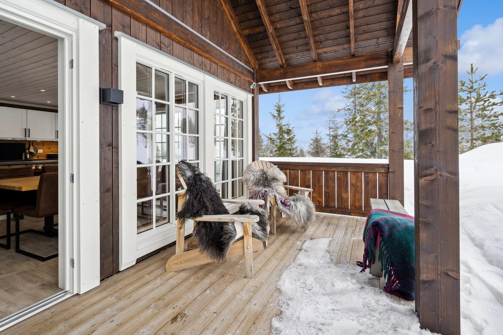 Terrassen er ganske romslig og med plass til solide møbler Galleribilde