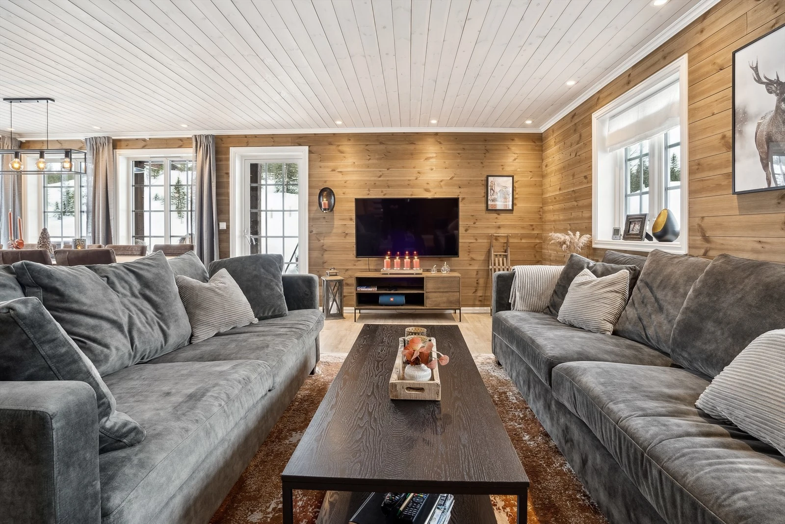 Plass til to solide sofaer uten at det føles trangt Galleribilde