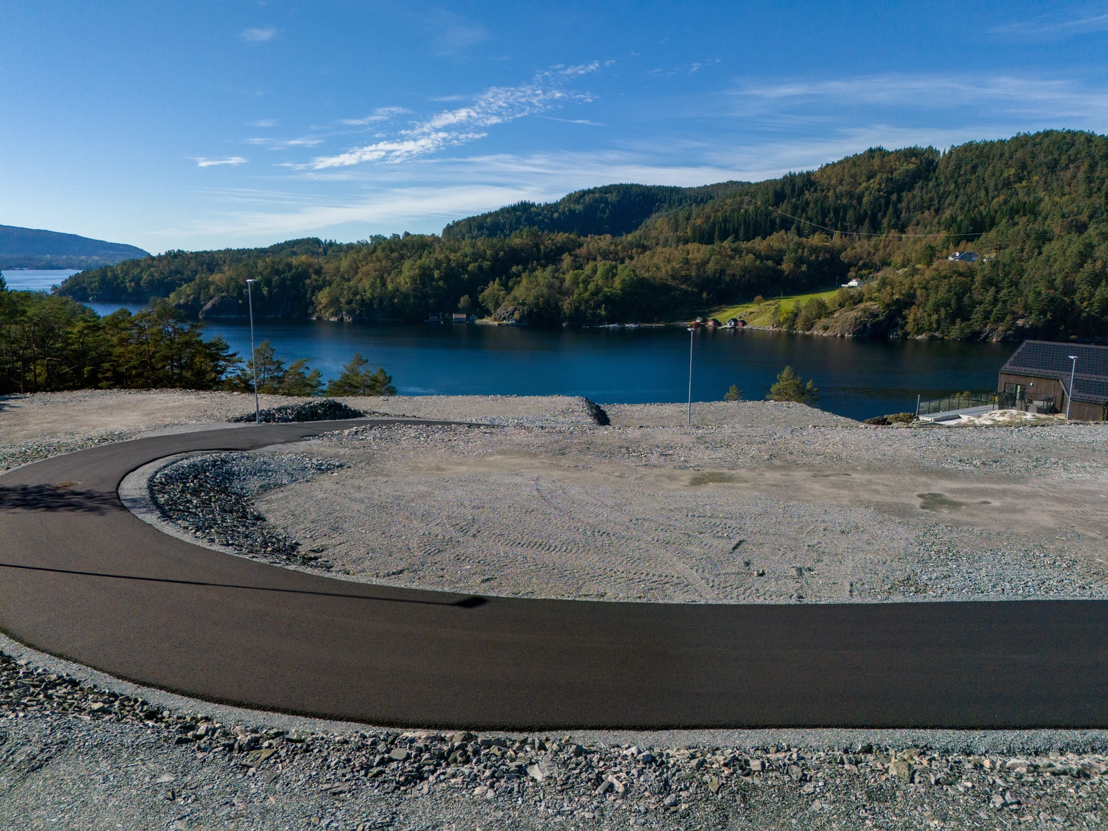 Tomt 25
Tomte Areal: 686m²
Pris: 1.040.000.- +
Omkostning: 73 000,- Galleribilde