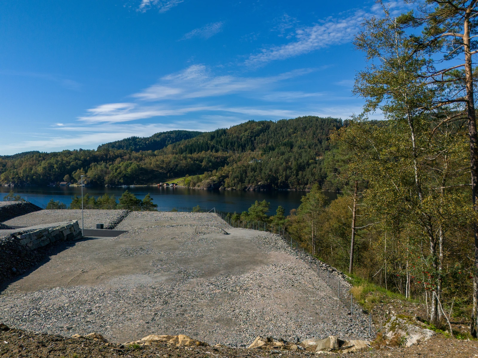 Tomt 1 - Tomte Areal: 460m²
Samlet pris på tomt 1 & tomt 2 - 1.125.000,-
+ omkostninger 75 000,- Galleribilde