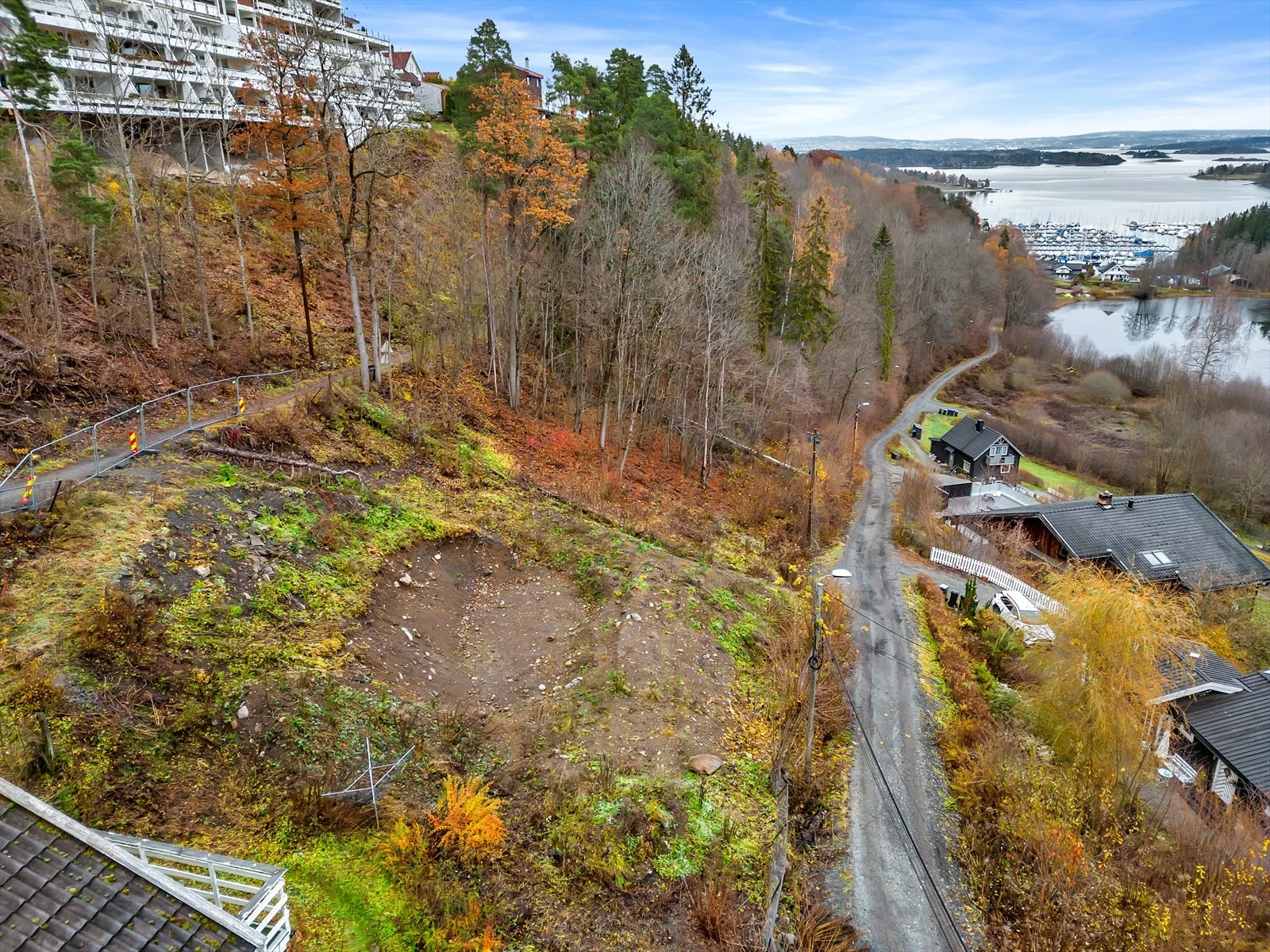 Eiendommen ligger fint til i blindvei i et attraktivt og etablert boligområde med flott utsikt ut mot Oslofjorden. Galleribilde