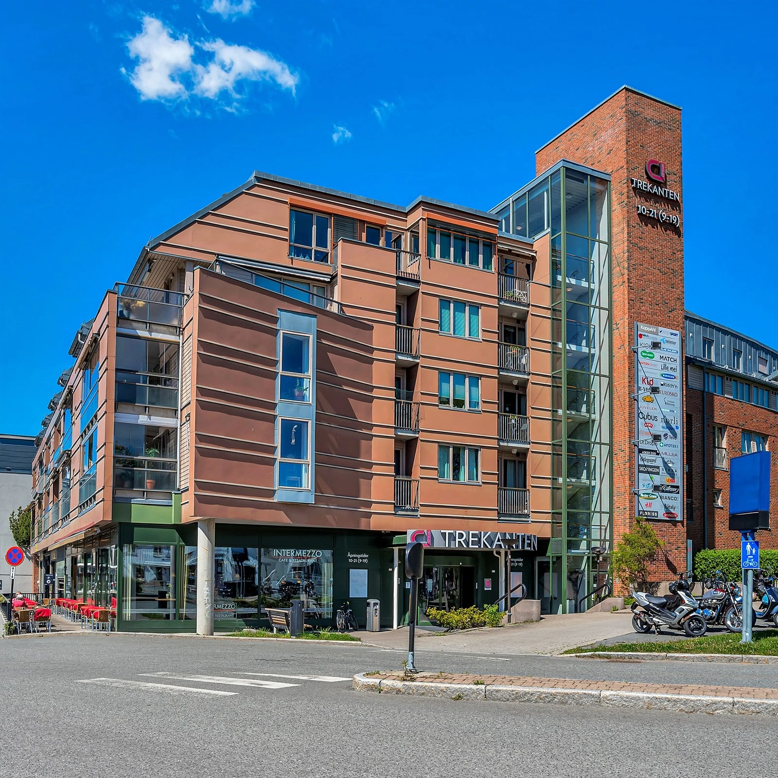 Trekanten i Asker sentrum med en rekke forskjellige butikker Galleribilde