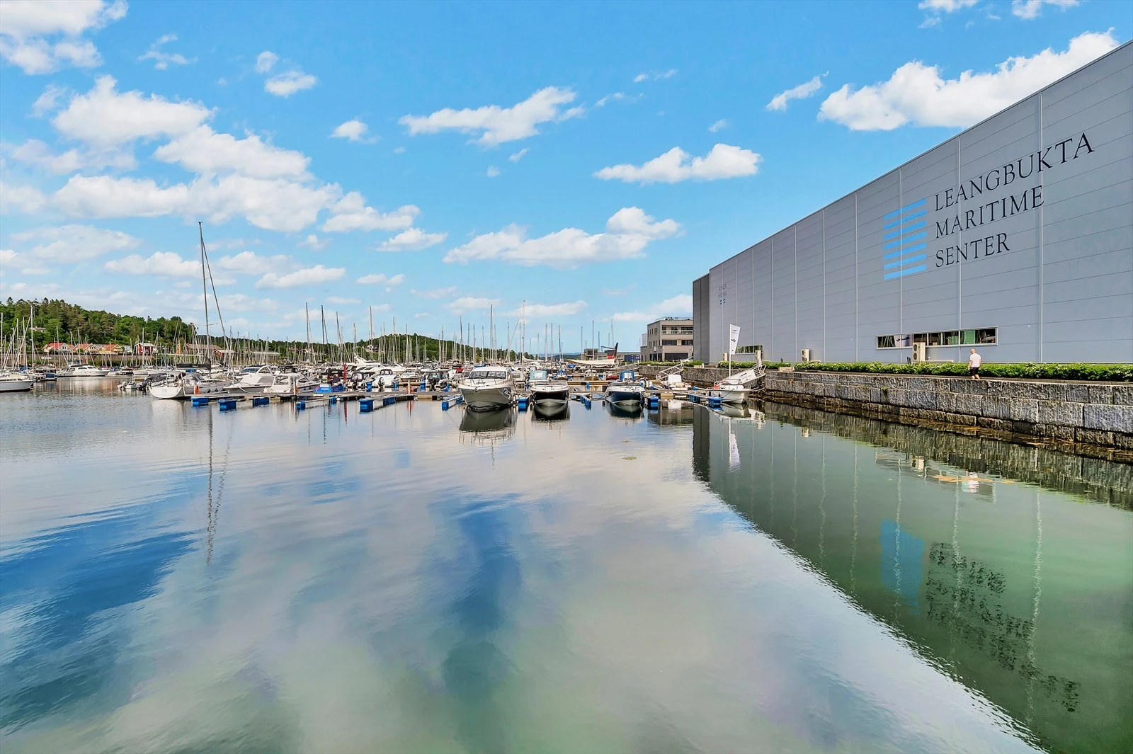 I bunnen av bakken finner vi Leangbukta med båtplasser, maritime senter og restaurant. Galleribilde