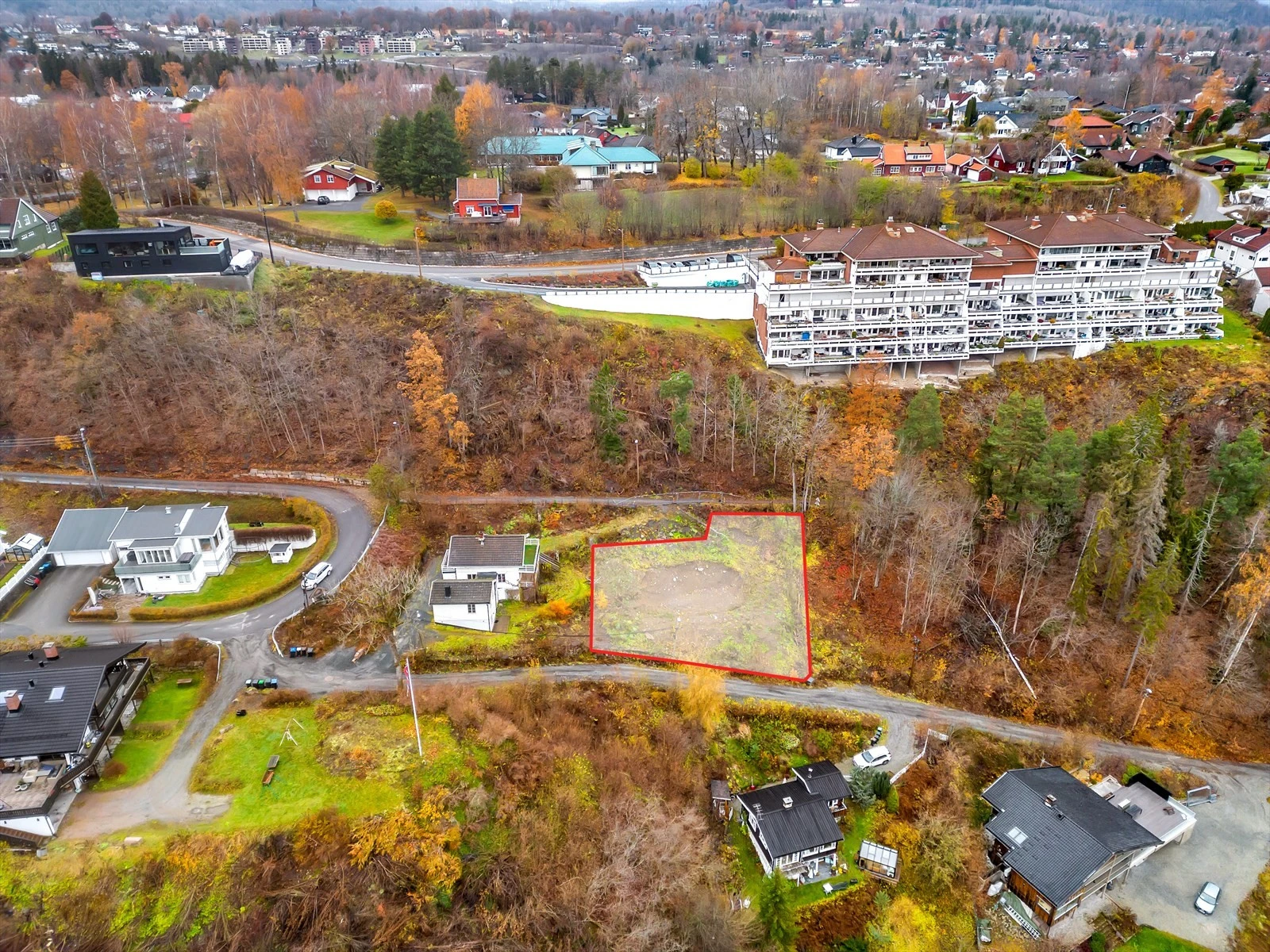 Tomten ligger i et område regulert til frittliggende småhusbebyggelse og bevaring av bygninger med BYA på 18 %. Galleribilde