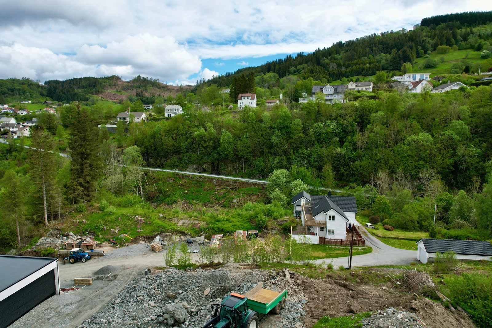 Flott mix av nye og etablerte boliger i området. Galleribilde