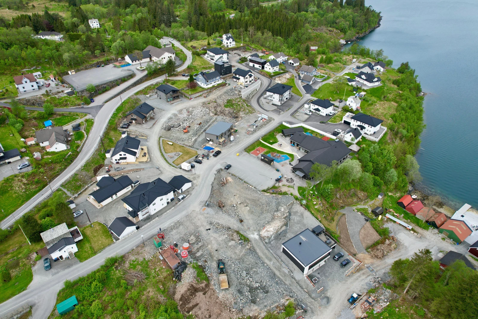 Flott beliggenhet, kort vei til barnehage, skole, busstilbud og sjø. Galleribilde