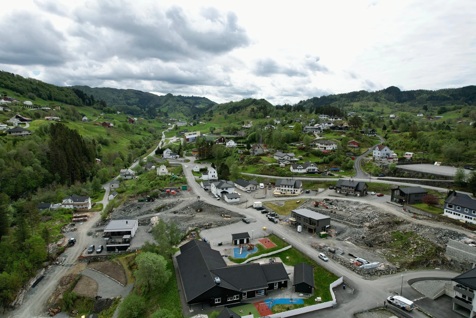 Sentralt på Seim, gangavstand til det meste bygden har å by på. Galleribilde