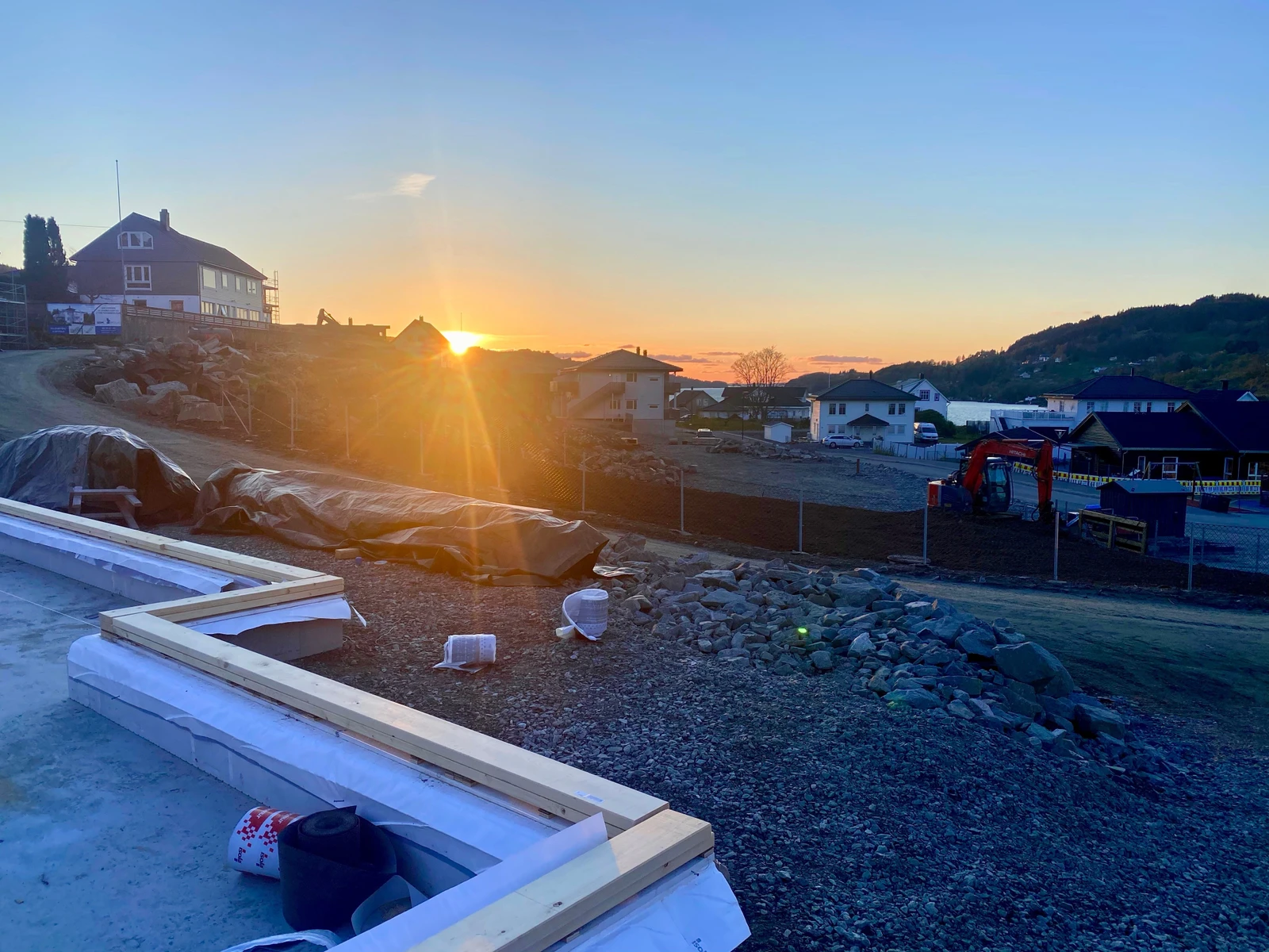 Sol til langt på kveld i feltet. Galleribilde