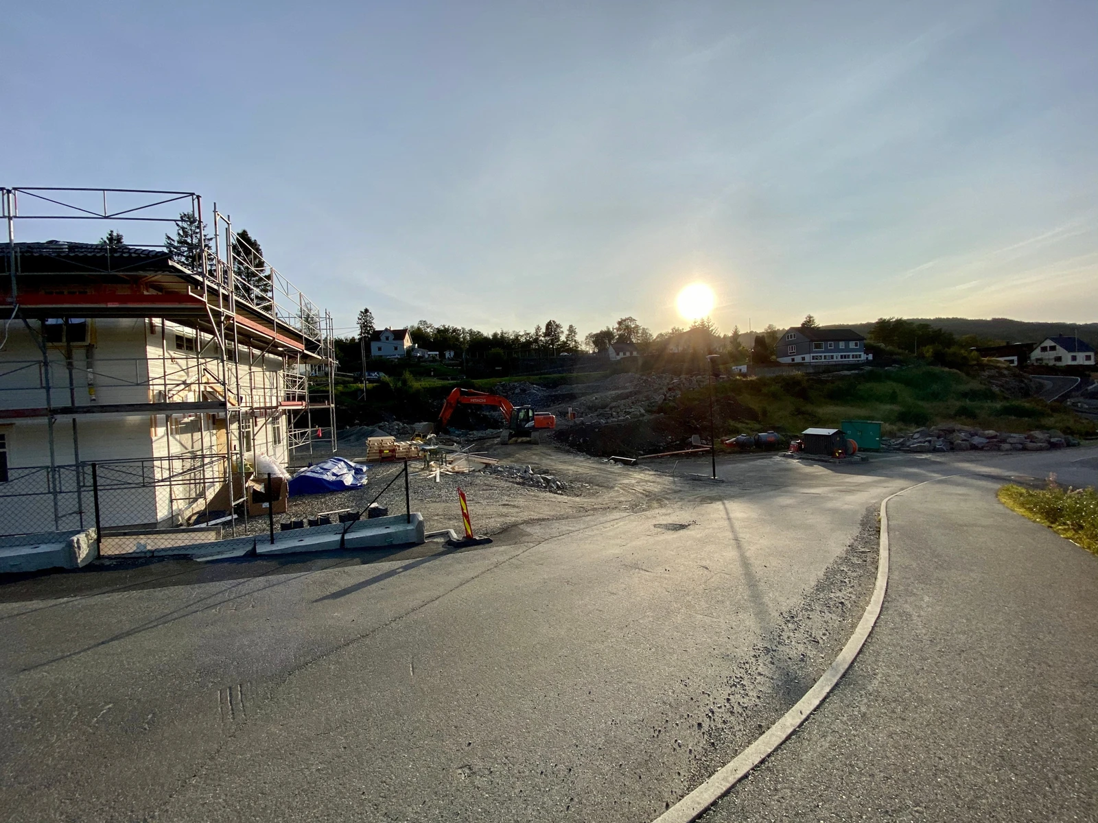 Solrike tomter. Galleribilde