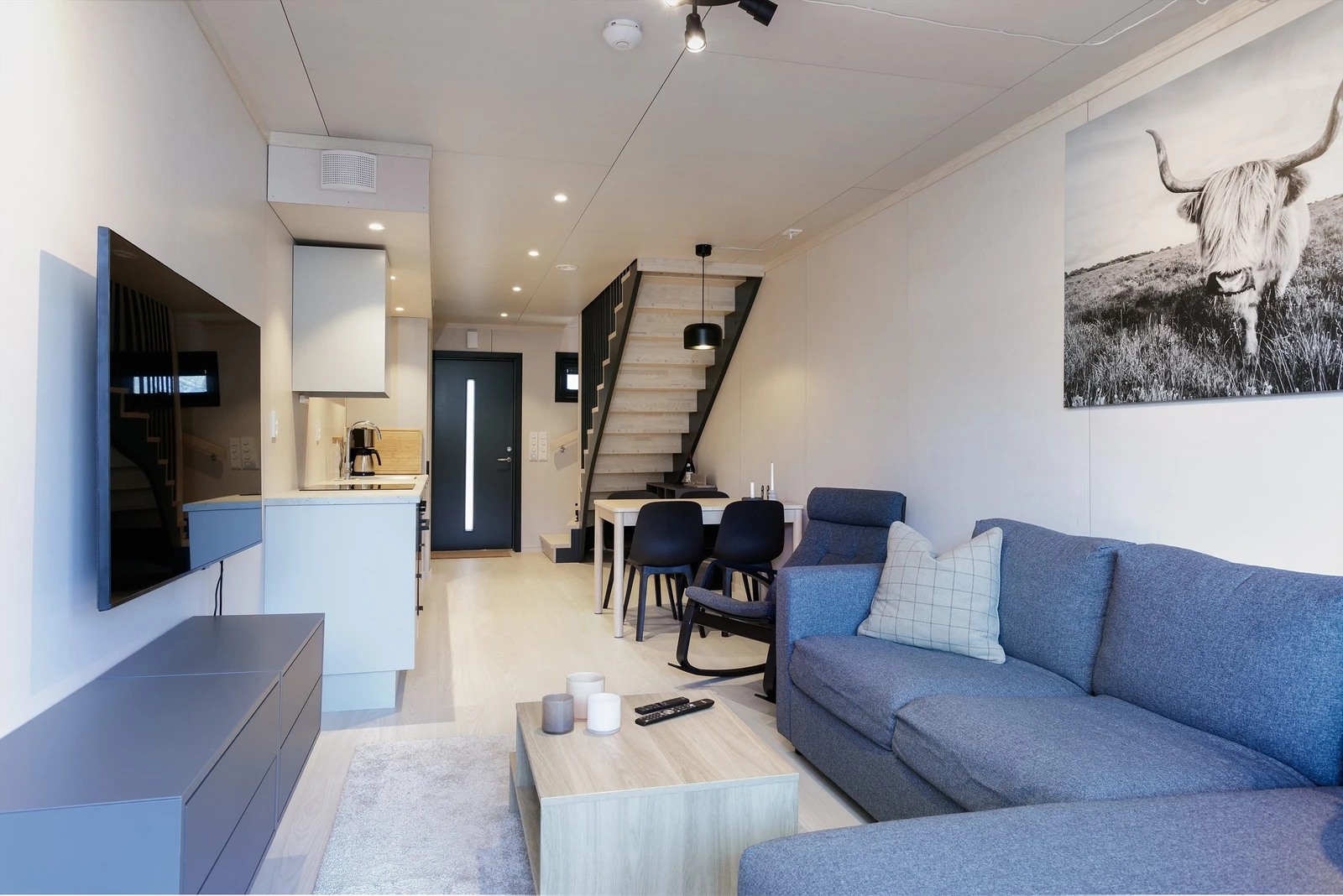 Stue og kjøkken i 1. etsje med trapp til 2. etasje Galleribilde