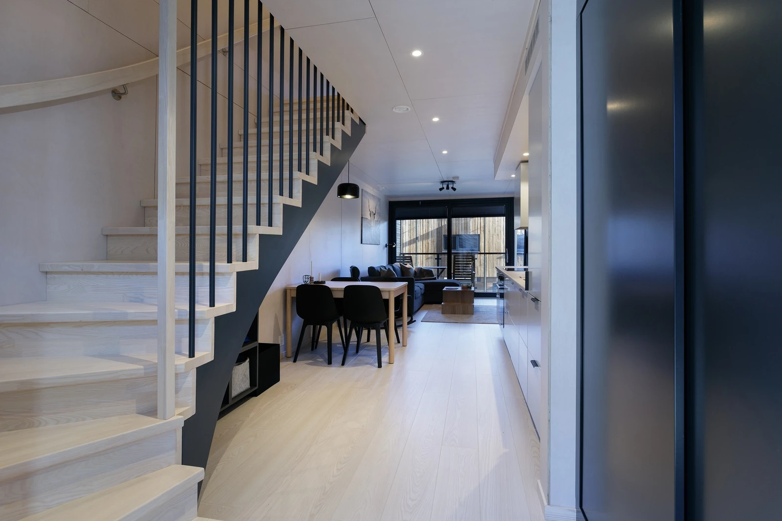 Flott innvendig trapp mellom etasjene Galleribilde