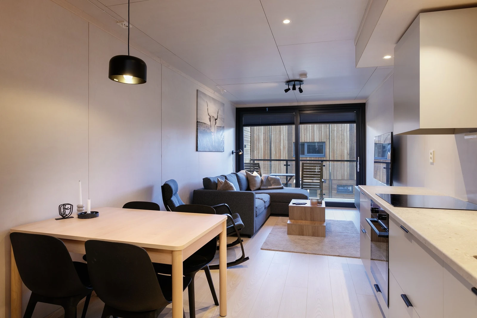 Stue og kjøkken i åpen løsning i 1. etasje med utgang til balkong
MØBLER MEDFØLGER! Galleribilde