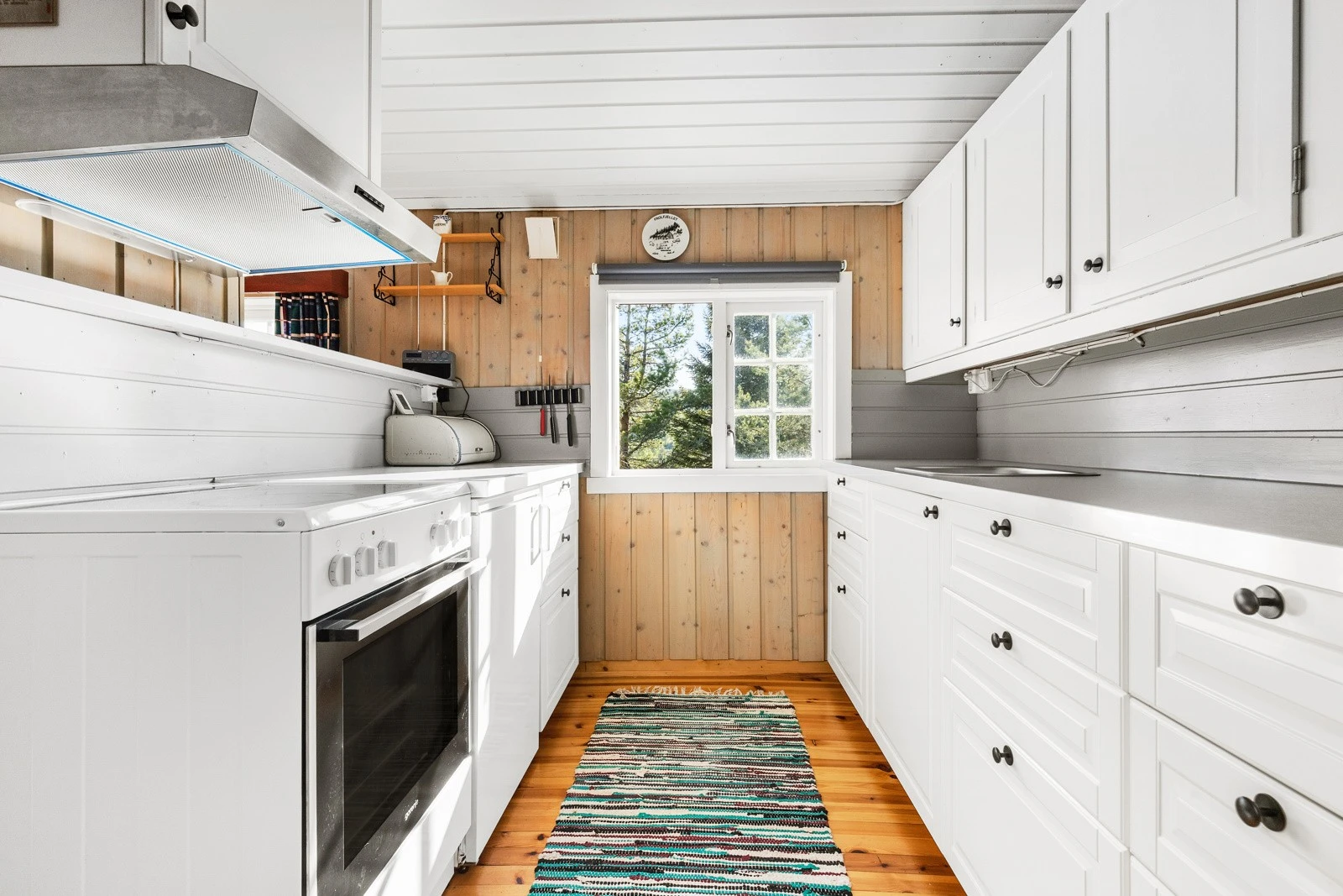 Stue og kjøkken i delvis åpen løsning. God plass til spisebord i tilknytning til kjøkken. Galleribilde