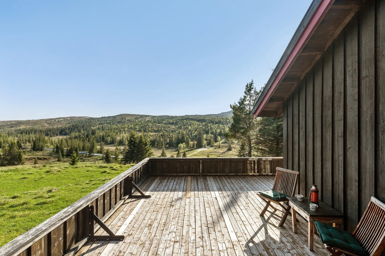 Fra eiendommen har man sol fra tidlig formiddag til sent på kveld, ca kl 22.10, sommers tid. Galleribilde