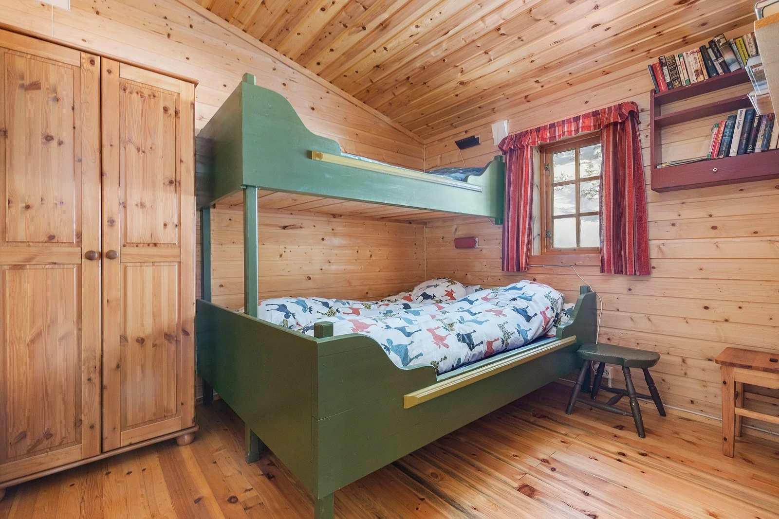 Romslig soverom med plass for garderobe. Galleribilde