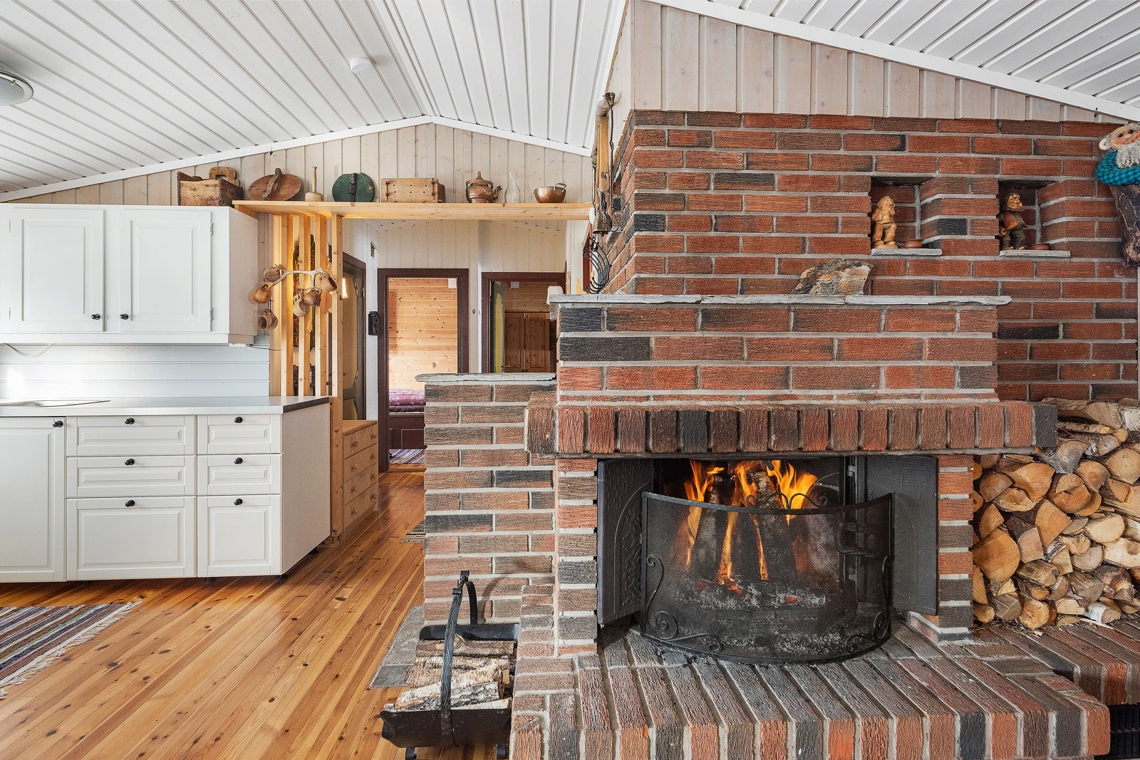 Åpen peis i tillegg til vedfyring. Galleribilde