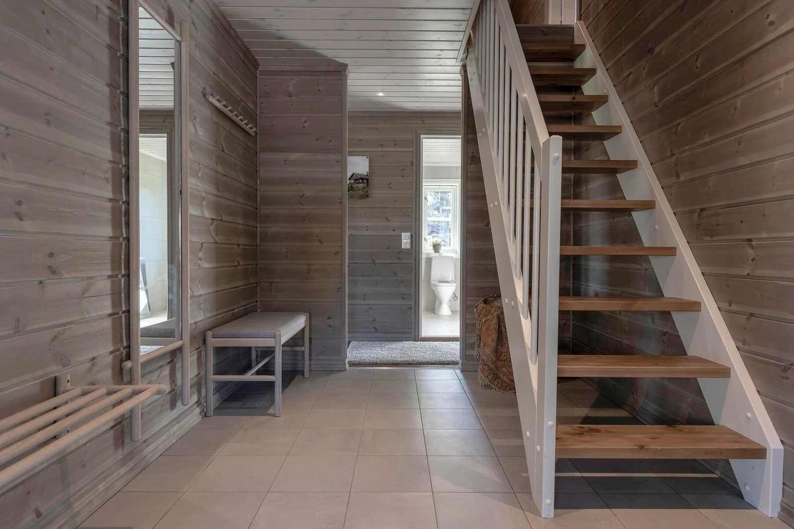 I entrèen er det god trapp opp til hemsen. Foto fra en tilsvarende hytte, Furutangen 75. Galleribilde