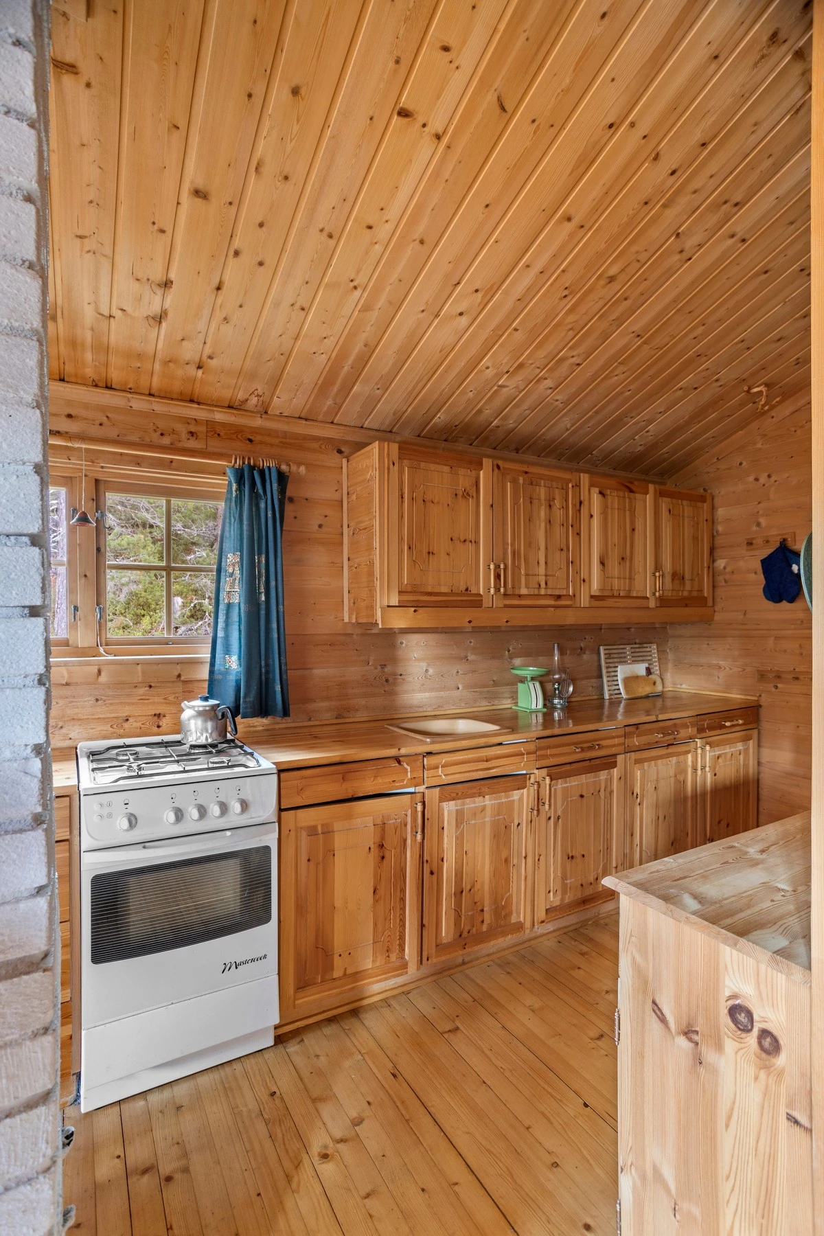 Kjøkken - 4 kvm. Godt med oppbevaringsplass i skapene. Avsatt plass for komfyr Galleribilde