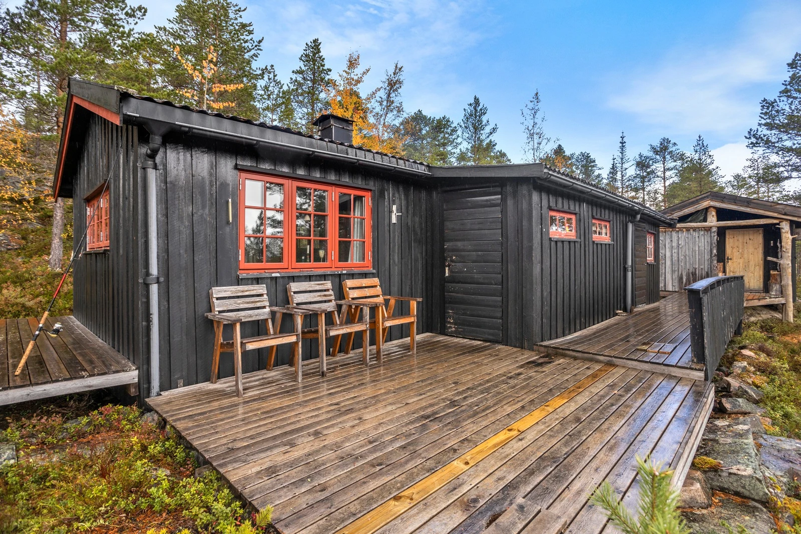 Inngangsparti. Terrasse som knytter sammen hytte og uthus Galleribilde